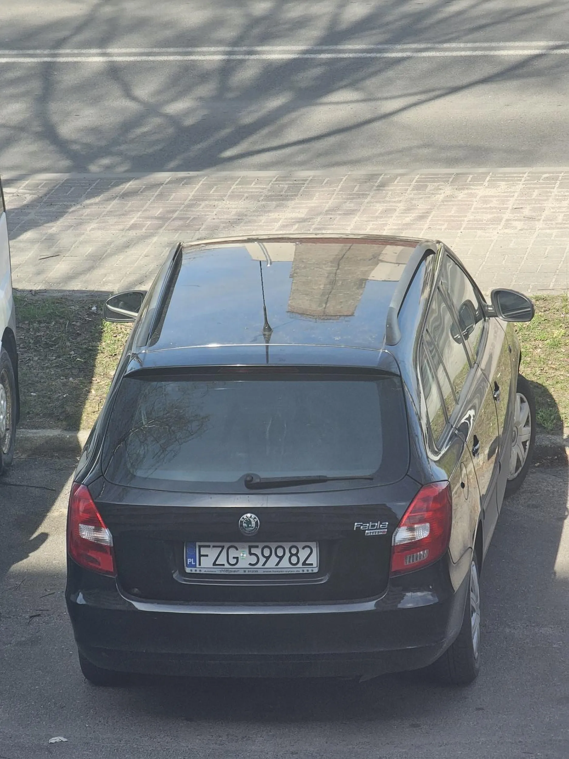 Kobieta przy parkowaniu nie zwraca uwagi na inne auta. Uderzyła w wózkiem w drugie auto i nawet się tym nie przejęła.