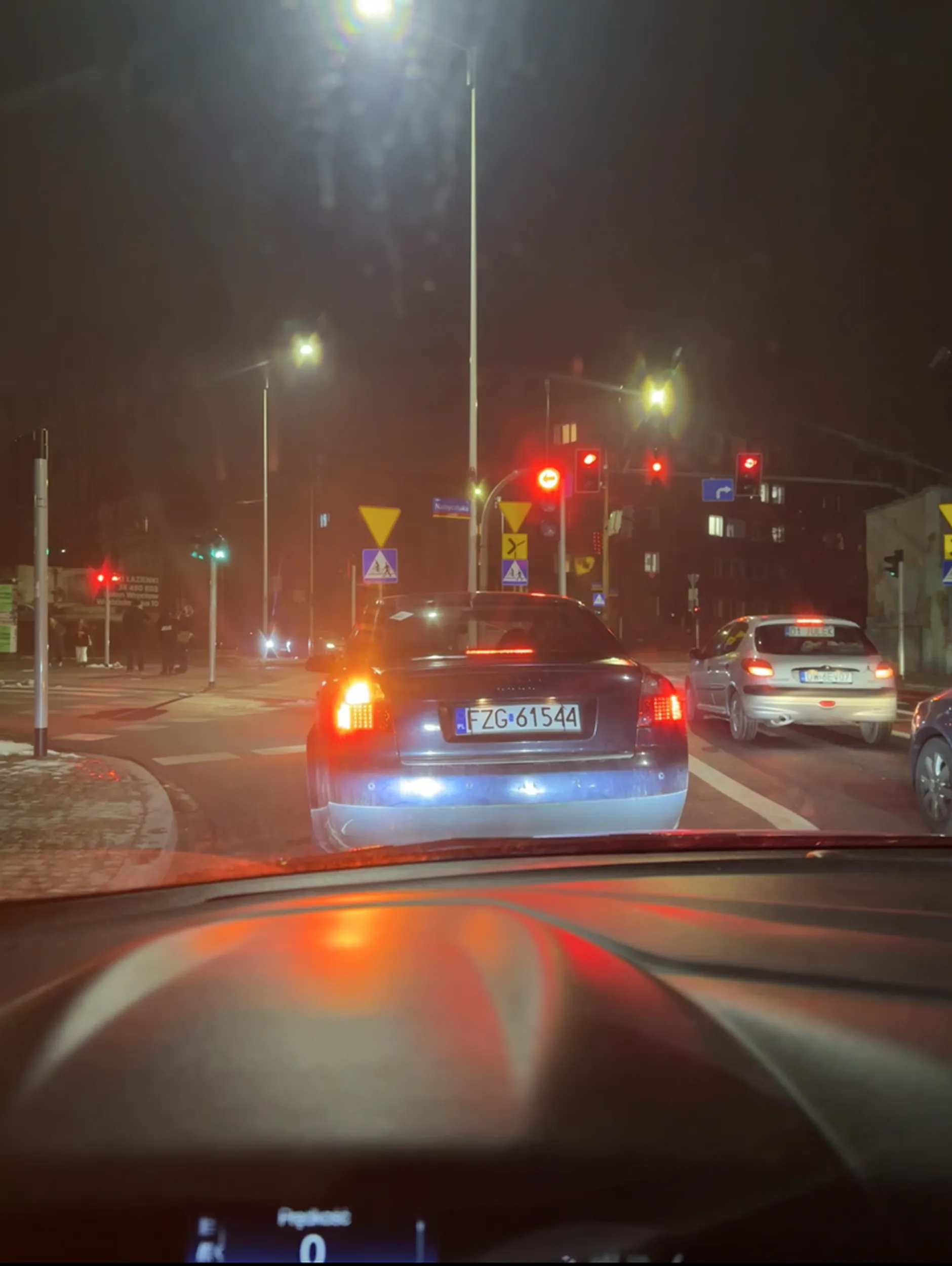 Zmień te lampy z tyłu, za te kierunkowskazy i bardzo „widoczny” stop powinni Ci dożywotnio odebrać dowód rejestracyjny.