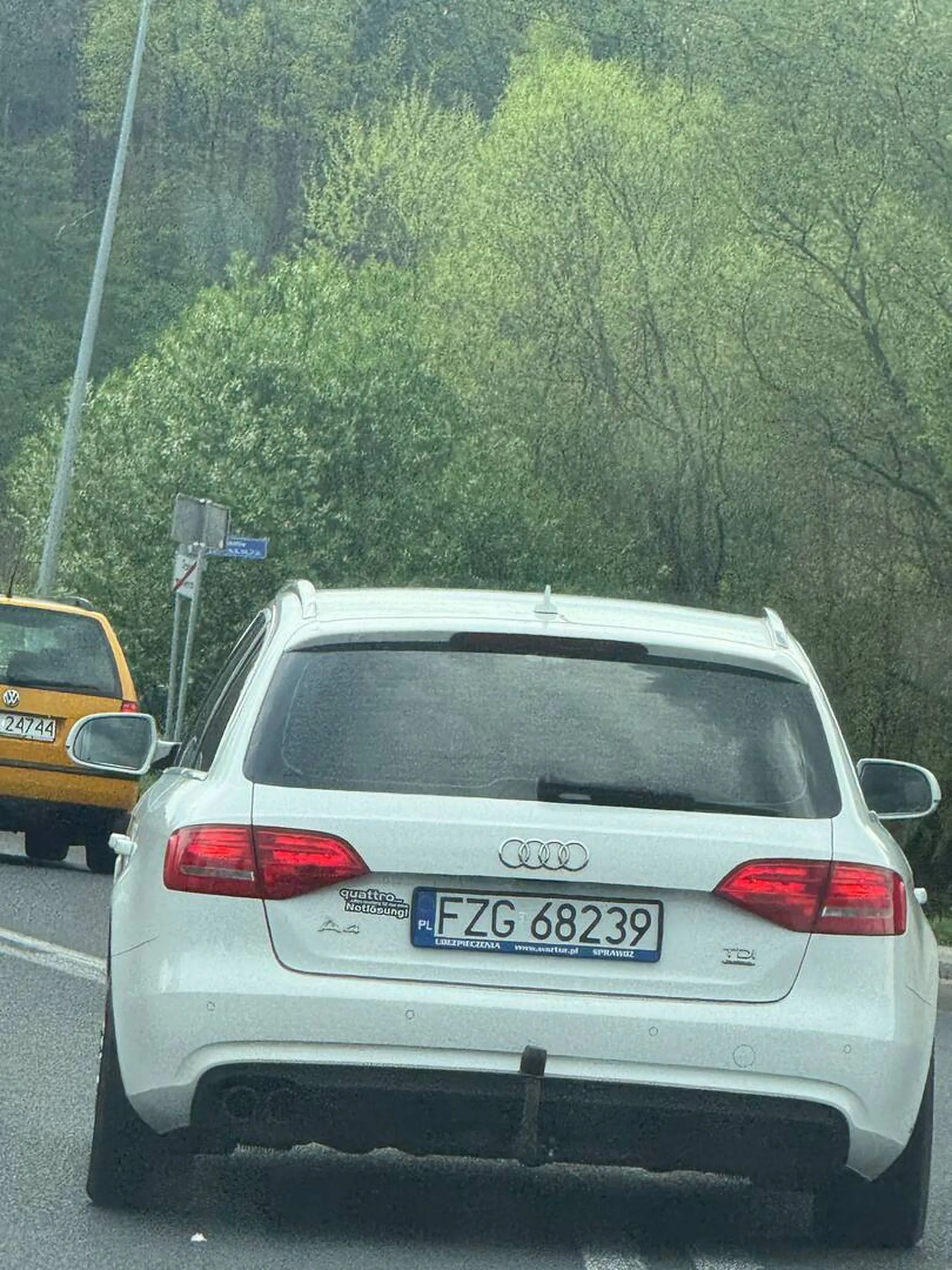 Uważajcie na kretyna! W lusterka nie patrzy totalnie, przyspiesza podczas wyprzedzania i na koniec wyprzedza na wzniesieniu na podwójnej ciągłej 2 samochody. 2 litrowa padaczka a zagrożenie stwarza niesamowite!!