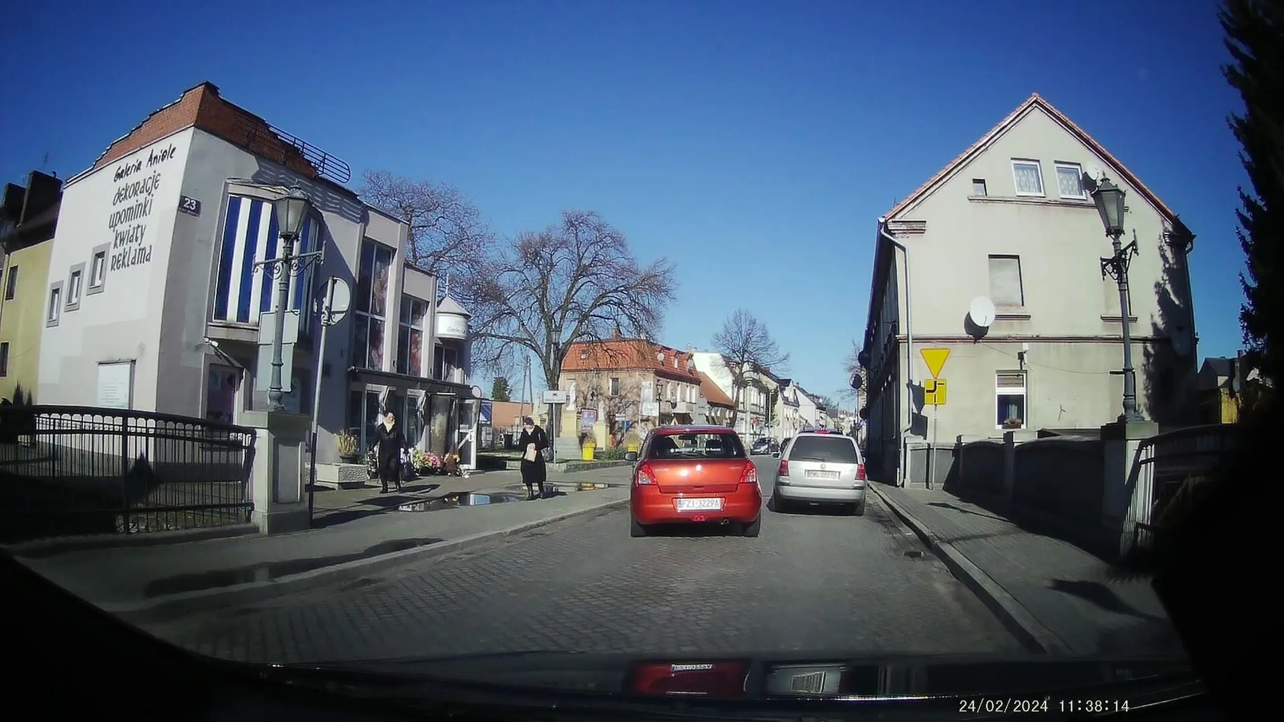 Niecierpliwy głąb na skrzyżowaniu.