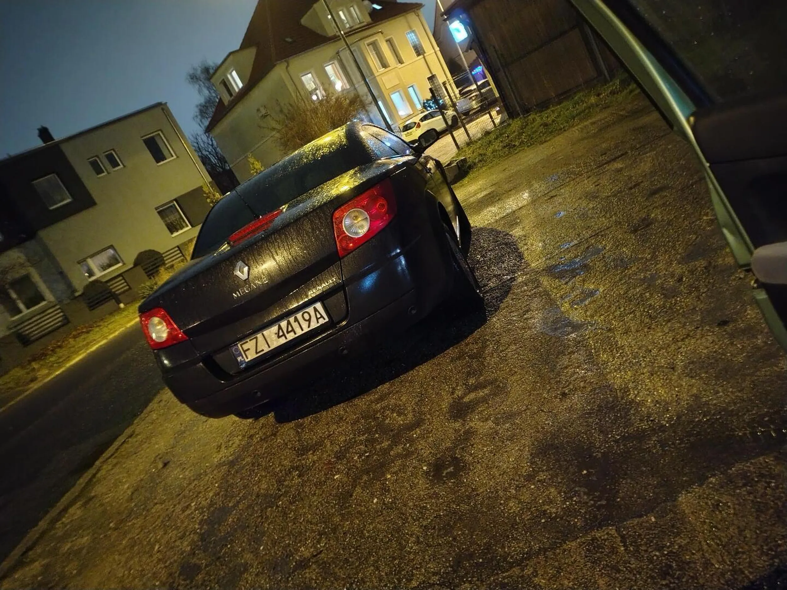 Mistrz parkowania koło weterynarza przy ul Sulechowskiej, zajmuje miejsca parkingowe