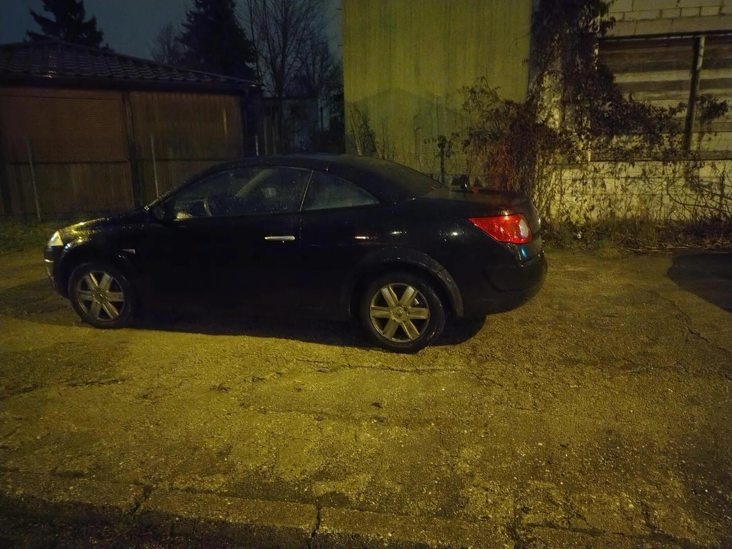 Mistrz parkowania koło weterynarza przy ul Sulechowskiej, zajmuje miejsca parkingowe