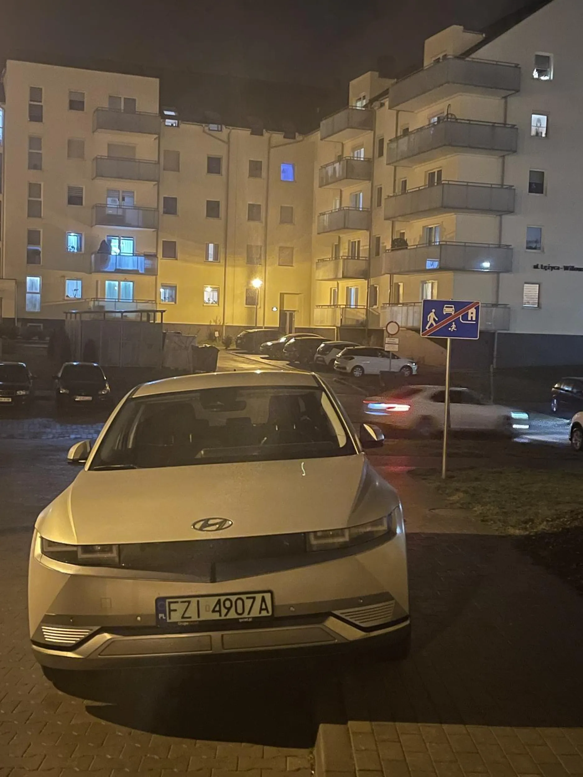 Zgłoszenie do KMP Zielona Góra Wielokrotnie panienko obstawiasz chodnik.