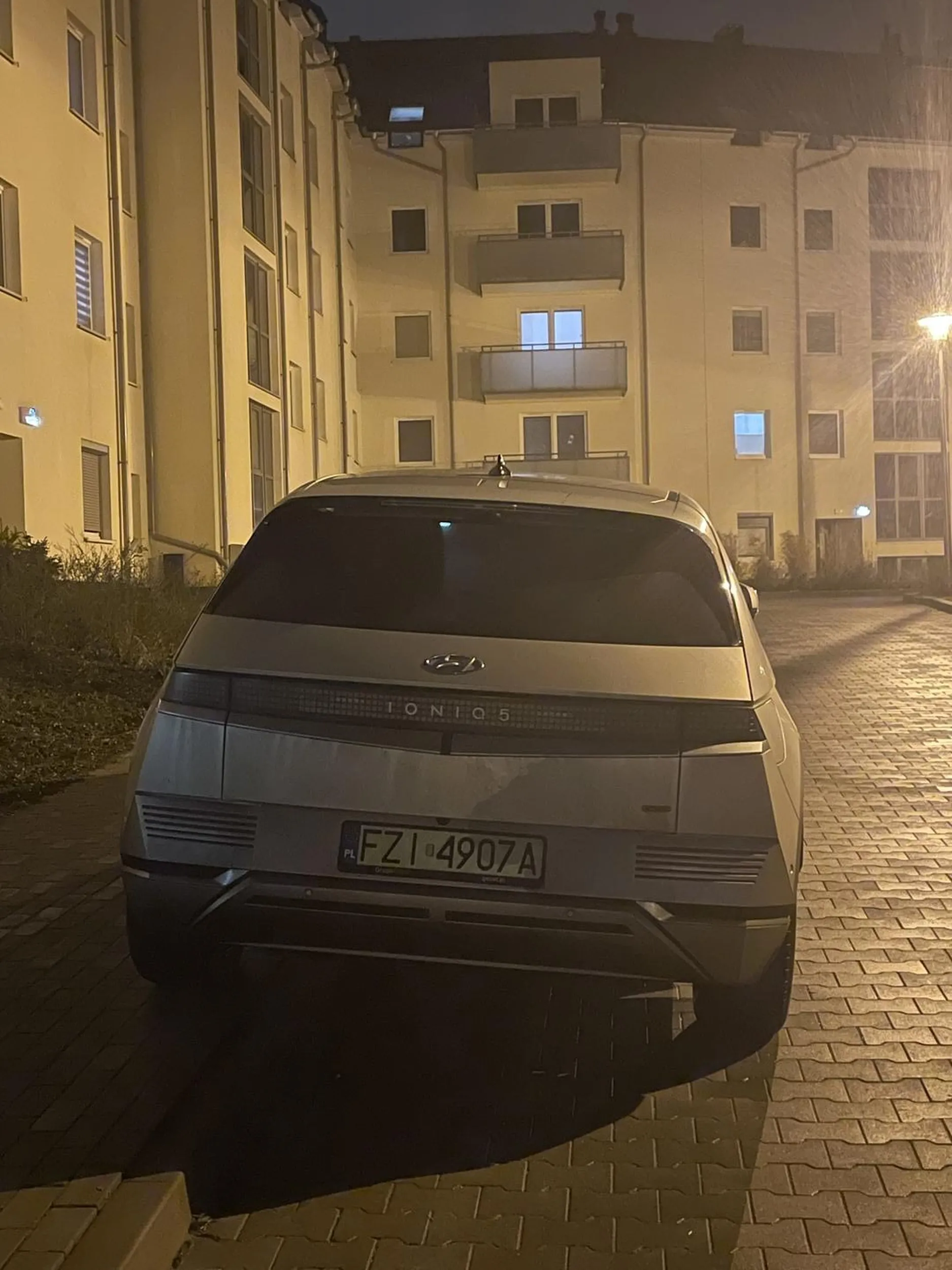 Zgłoszenie do KMP Zielona Góra Wielokrotnie panienko obstawiasz chodnik.