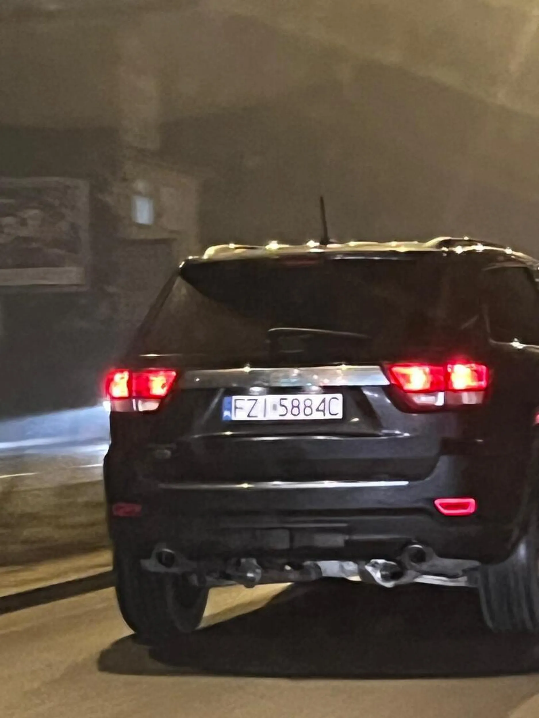 Uwaga na niego, porusza się po Poznaniu. Chłop nie dość że jeździ bez ubezpieczenia (25.02.2025 - UFG twierdzi że brak), to jeszcze wygląda i zachowuje się jakby był naćpany. Gazuje na światłach, włącza awaryjki, podjeżdża, hamuje i tak w kółko.