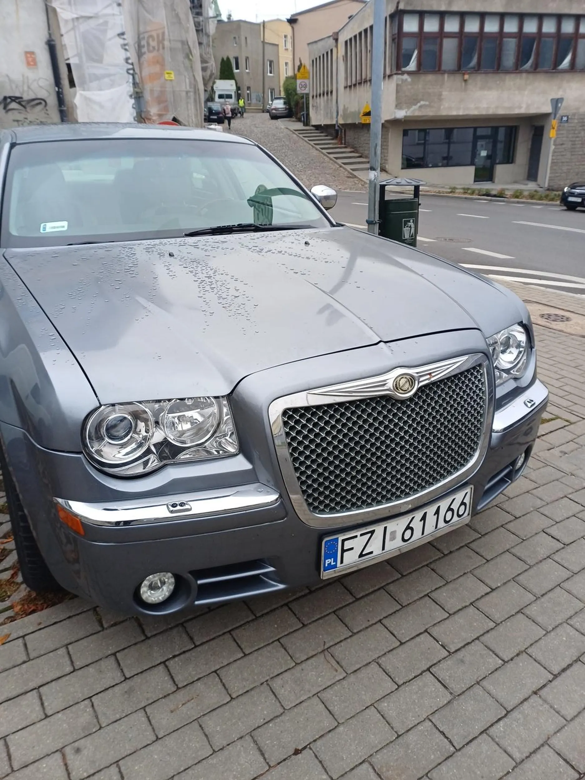 Kierowca zajmuje prywatne miejsca parkingowe.