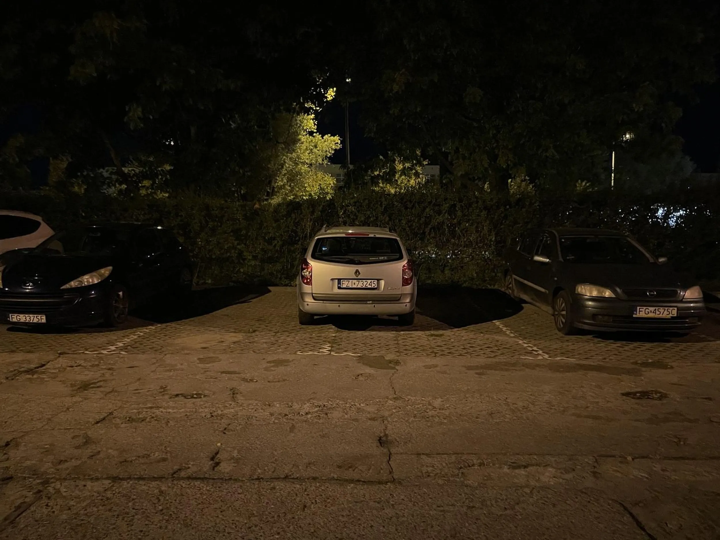 Polecam nauczyć się parkowania bo zajmowanie 2 miejsc jednocześnie raczej nie jest zbyt optymalne dla reszty mieszkańców