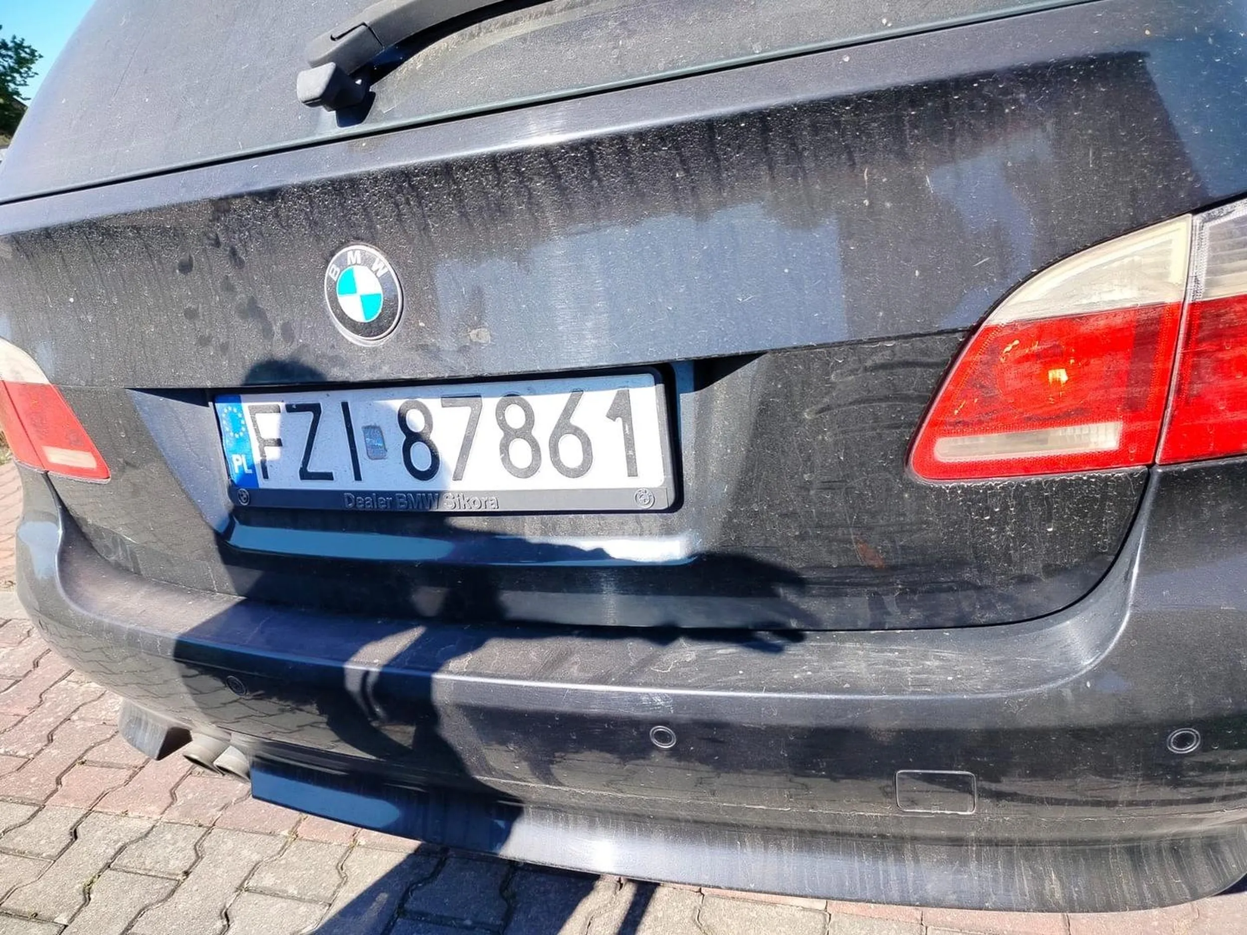 Nie umie parkować stanął na chodniku a miał dużo miejsca na parkingu.