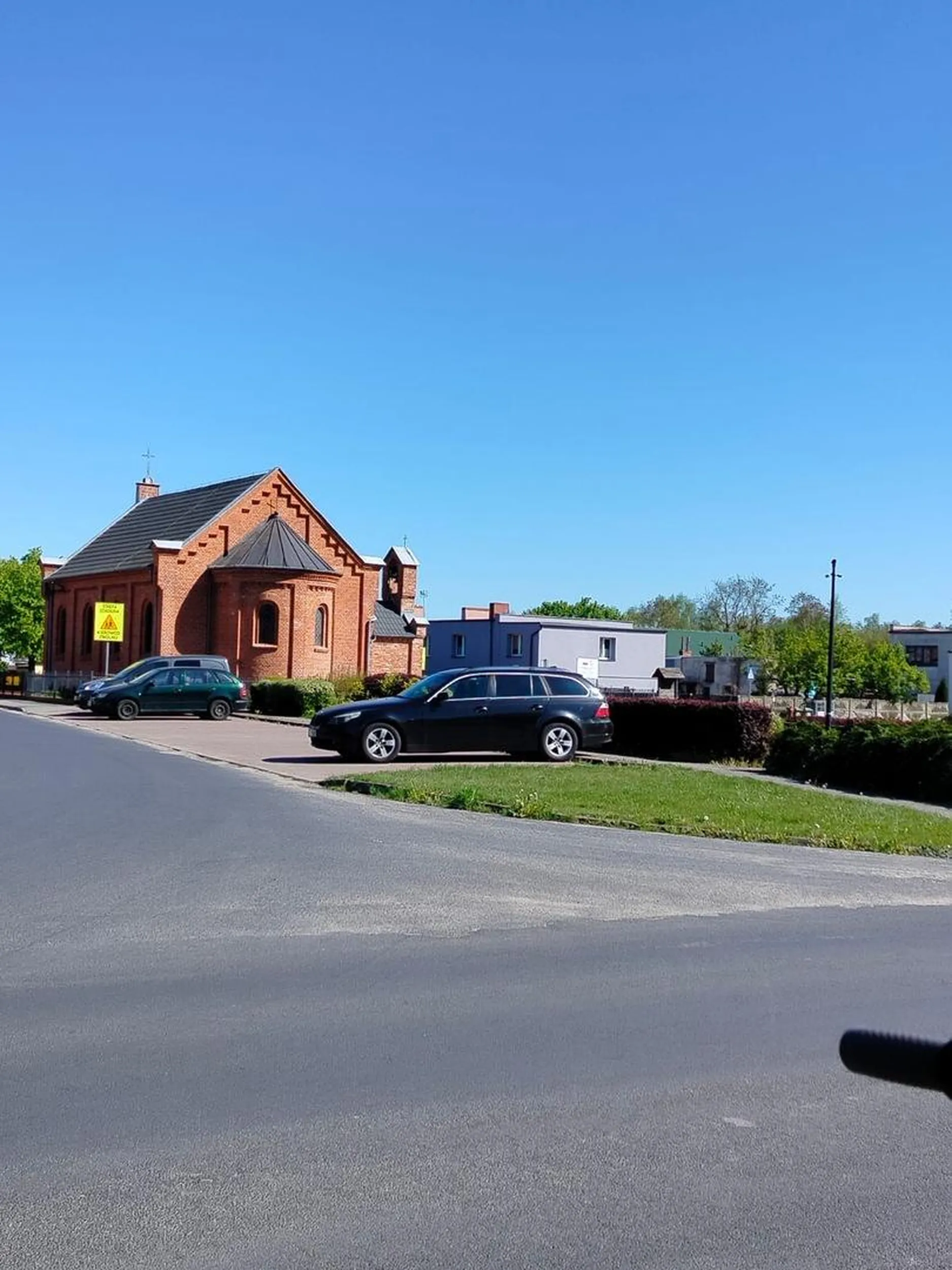 Nie umie parkować stanął na chodniku a miał dużo miejsca na parkingu.