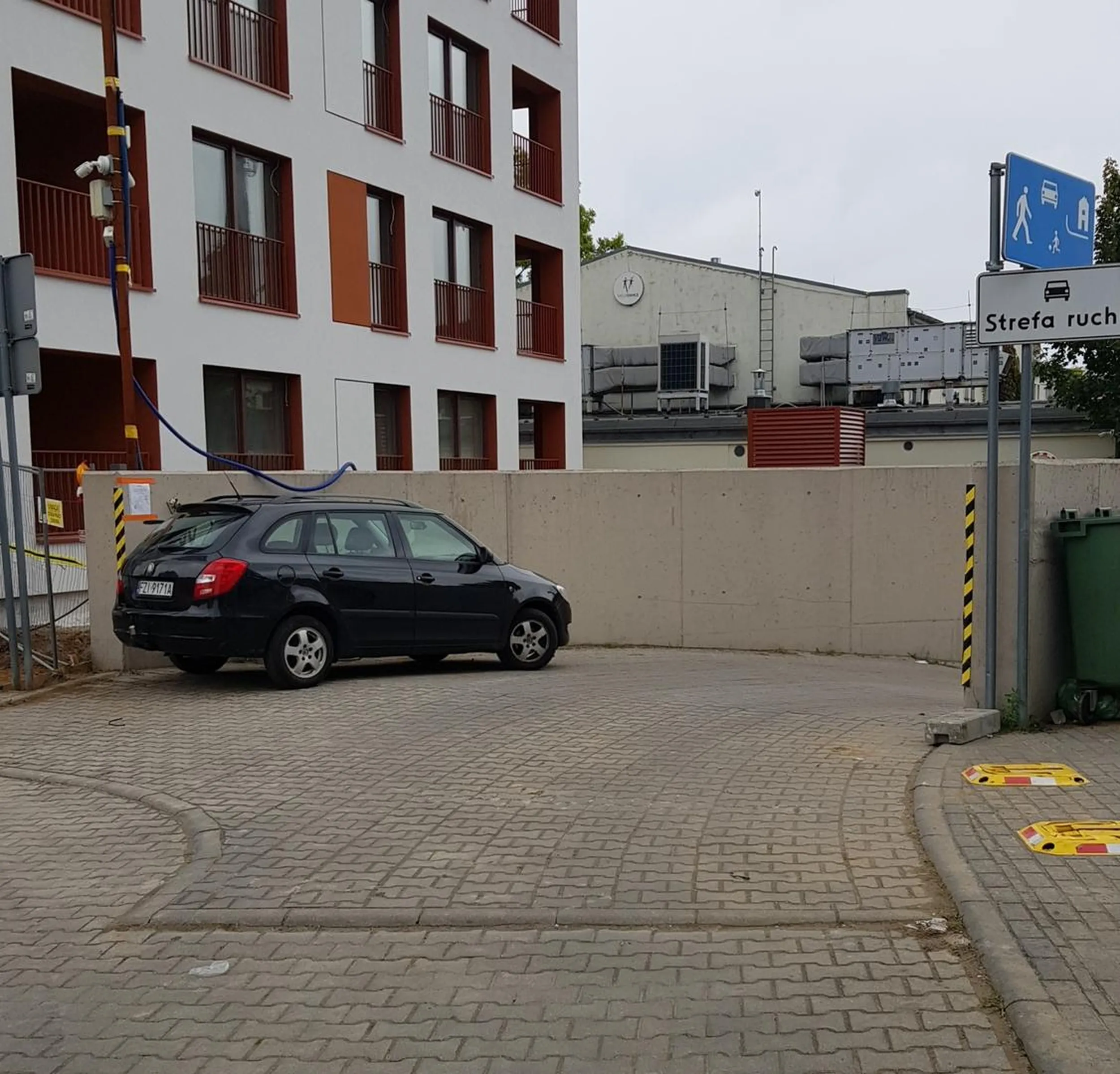 Uważasz że zjazd do garaży na zakręcie jest odpowiednim miejscem na parking ??