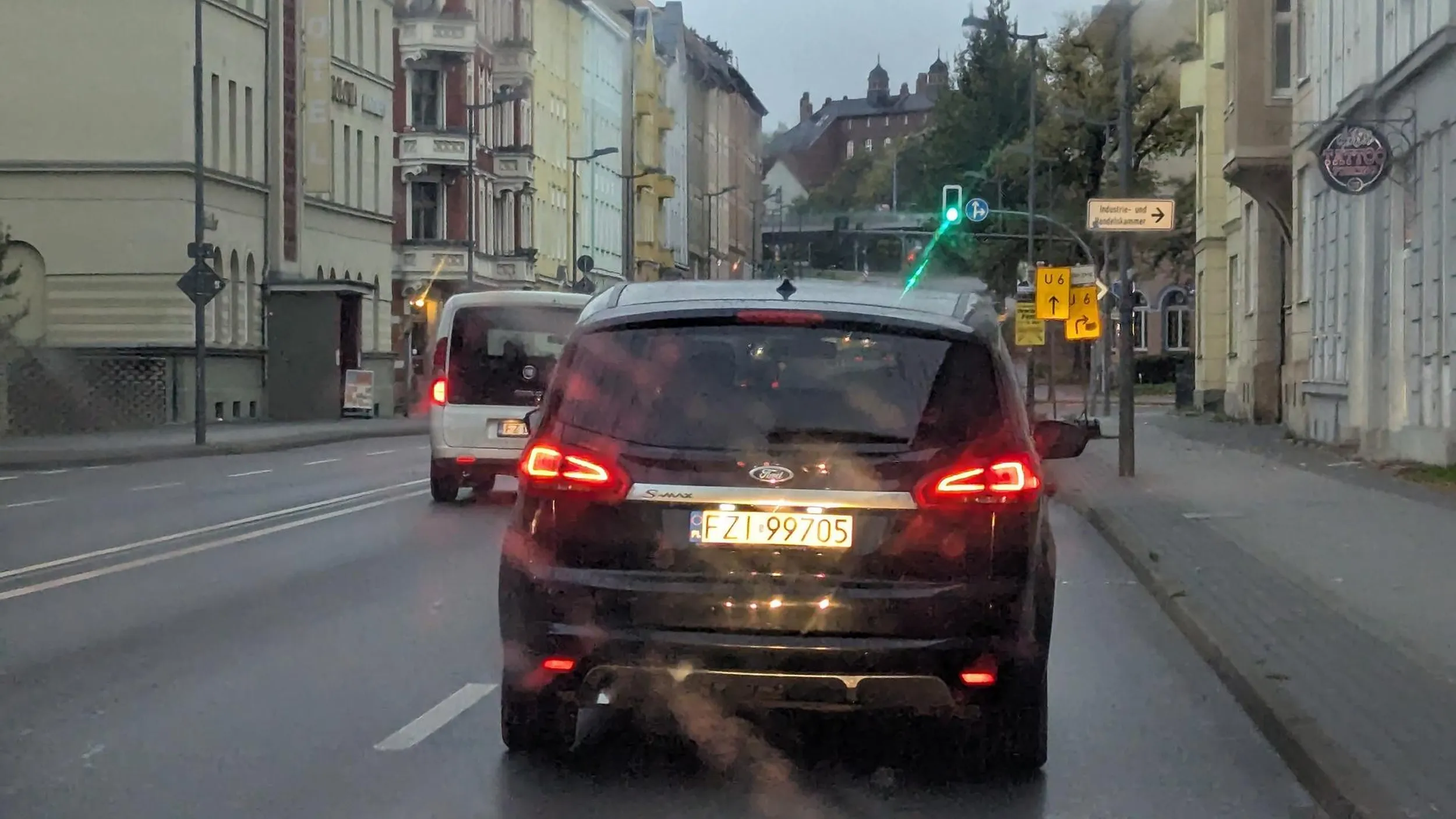 Gbur nie umie używać kierunkowskazu. Hamuje ostro z nieba ja powodując tym zagrożenie na drodze w Niemczech. Polecam uważać na tego człowieka.