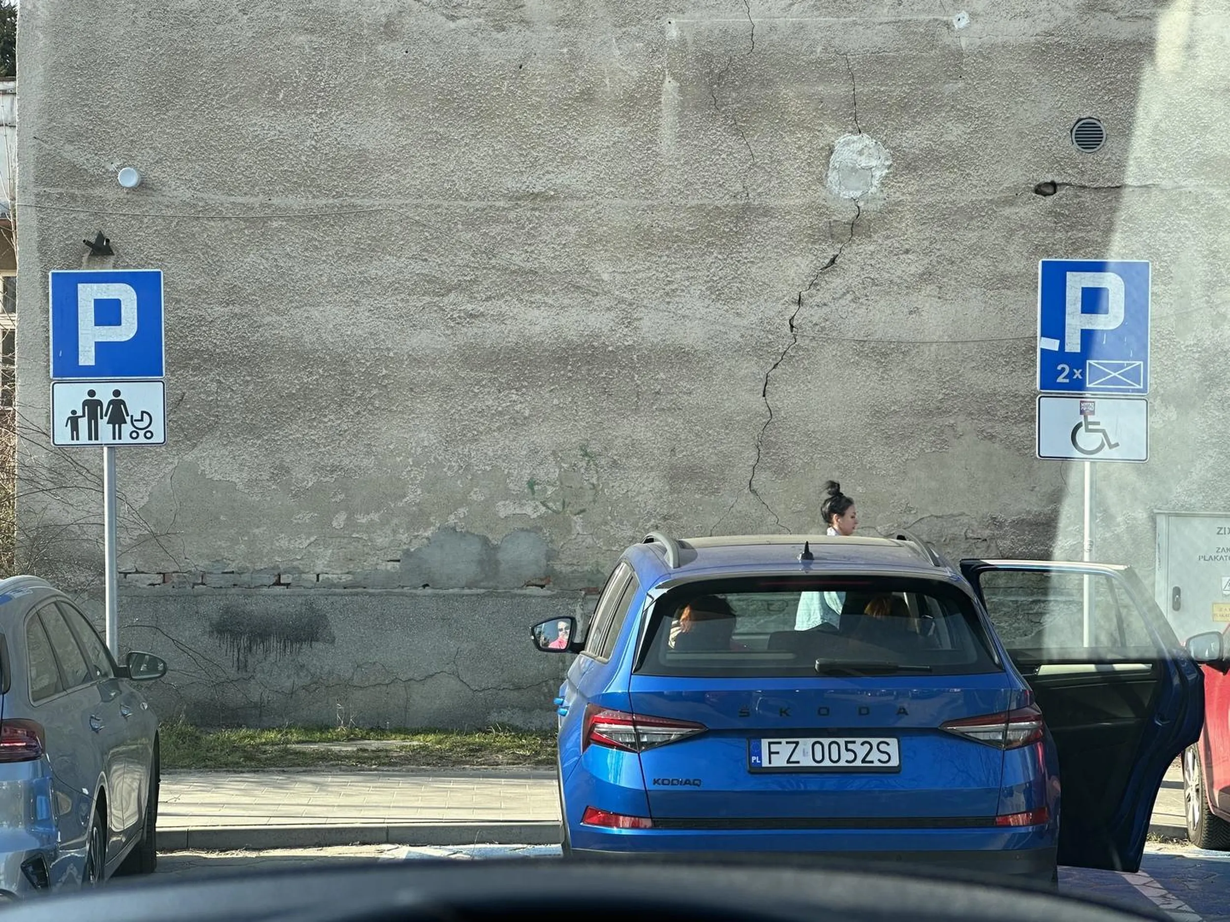 4 schaboszczaki chodzace, sprawne bez kul, 50 + lat. Staja na miejscu dla niepelnosprawnych.