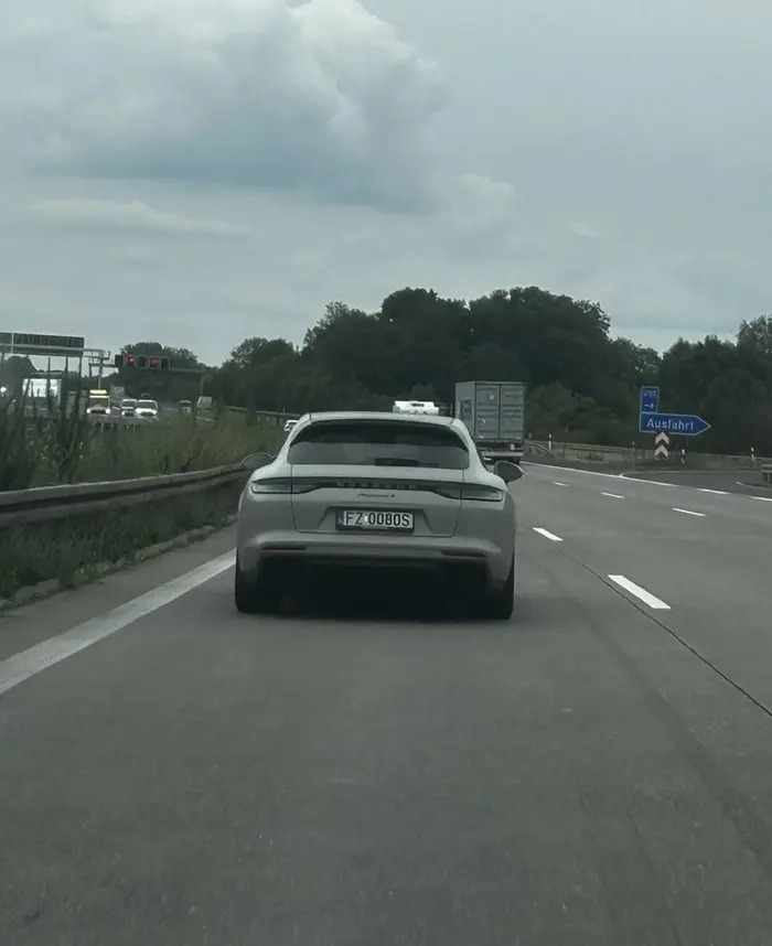 Bydle wjeżdża przed maskę, rodziną jadącym z dziećmi, było o krok od tragedii.