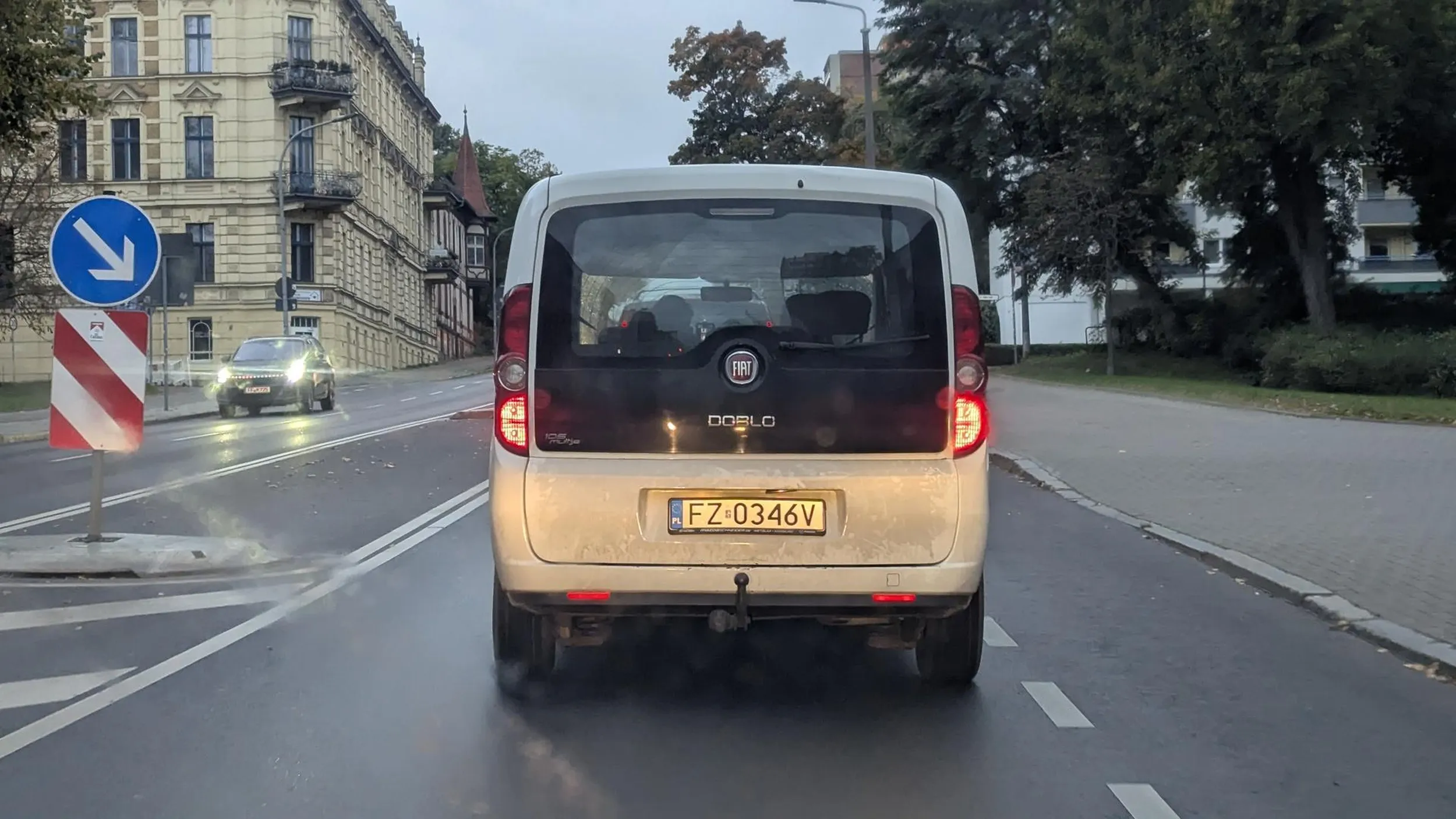 Gbur co nie umie zachować się na drodze. Burak wjechał do Frankfurt Oder i myśli, że jest władcą świata... Naucz się człowieku, że nie zawsze masz pierwszeństwo. Poza tym istnieje tzw. jazda na suwak ty podmiocie liryczny ??