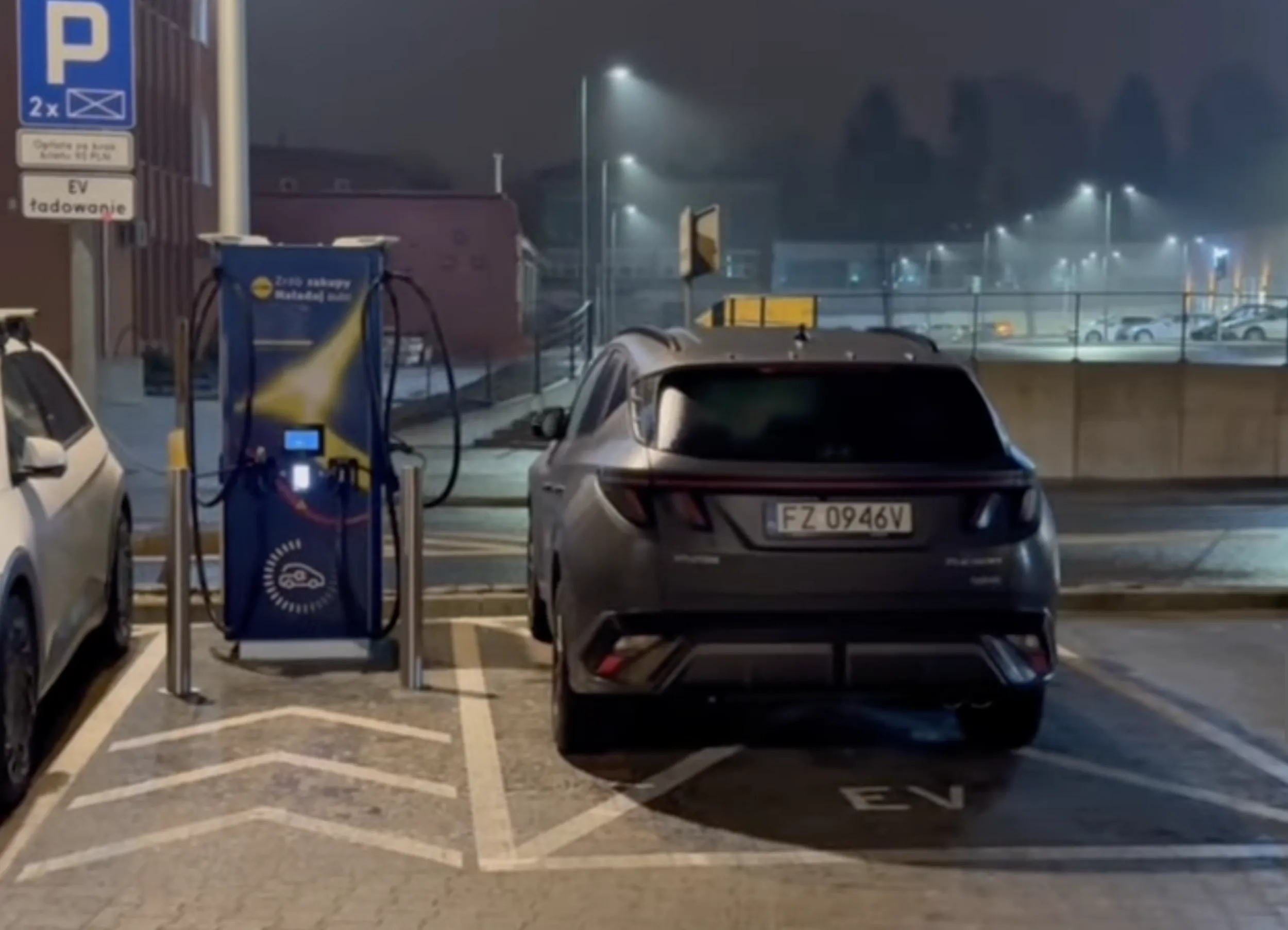 Kolega identyfikuje się jako kierowca auta elektrycznego, ogólnie nie ma problemu, nie oceniamy ale szkoda, że utrudnia życie innym i parkuje na ładowarkach spaliniakiem i to w sytuacji gdzie połowa parkingu pod Lidlem była wolna... to się nazywa egoizm i wieśniactwo