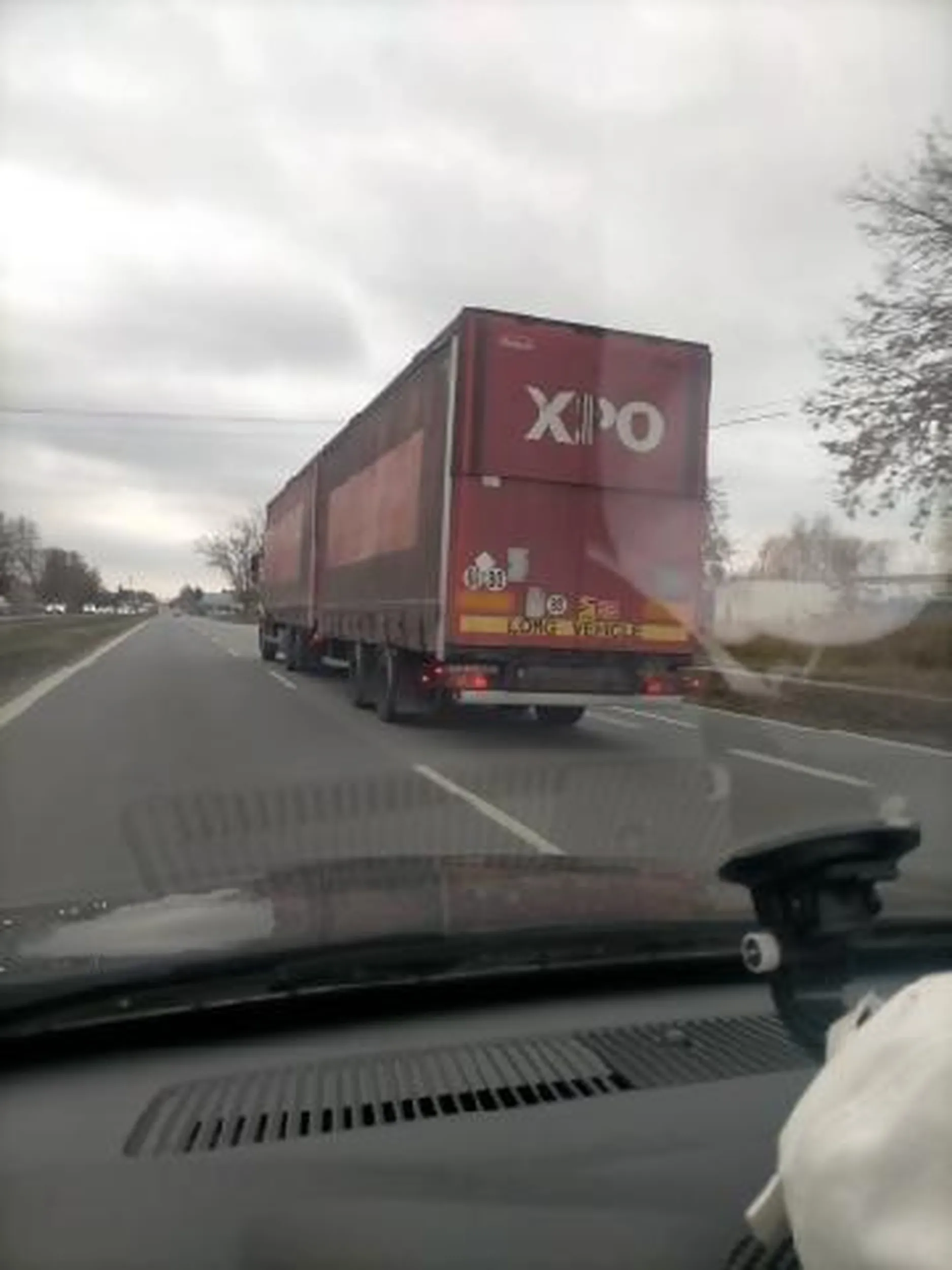 18.11.2025 rok, godz.13:53 Trasa do skrzyżowania Sękocin Las-Magdalenka w stronę Wólki Kosowskiej (stara trasa na Radom)kierujący pojazdem marki Mercedes wraz z naczepą nr rej FZ 1355Y popełnił bardzo poważne wykroczenie w ruchu drogowym:Omijanie pojazdu, który zatrzymał się, aby ustąpić pierwszeństwa pieszym, jest zabronione i grozi mandatem w wysokości 1500 zł oraz 15 punktami karnymi. Jest to niezgodne z przepisami, ponieważ jest to manewr, który narusza bezpieczeństwo pieszych na przejściu. Przepisy zabraniają również wyprzedzania na przejściu lub bezpośrednio przed nim. Szok-mam materiał na kamerce samochodowej.