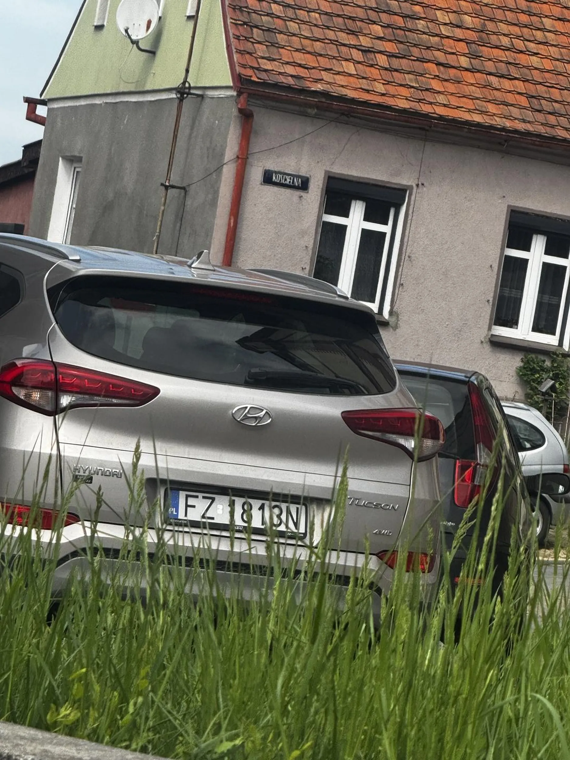 Kierujący zostawia pojazd przy skrzyżowaniu, ogranicza widoczność przy wyjeździe na drogę, troszkę wystarczy pomyśleć, a nie zagrażać bezpieczeństwu na drodze.