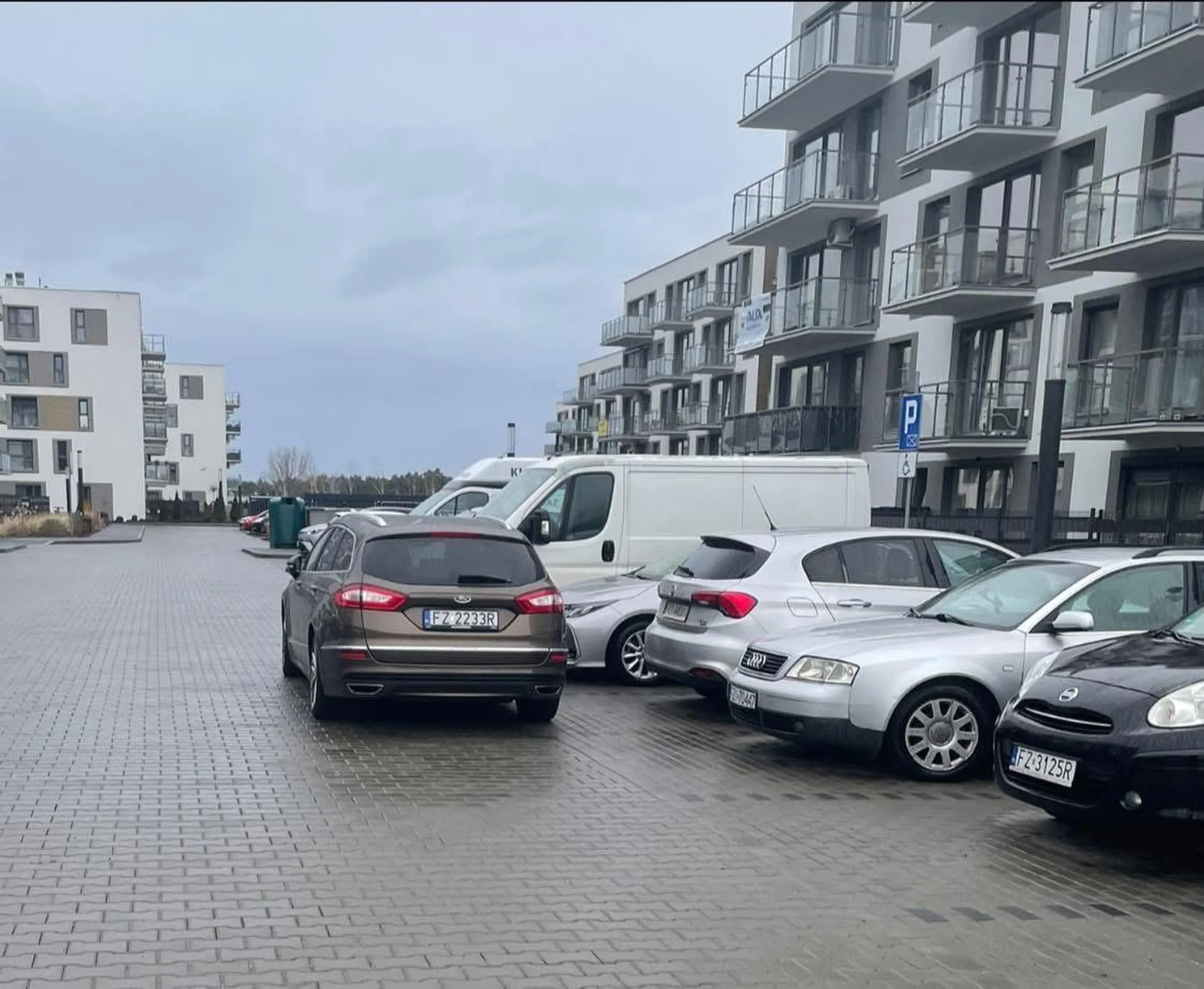 Pan regularnie staje zastawiając inne auta