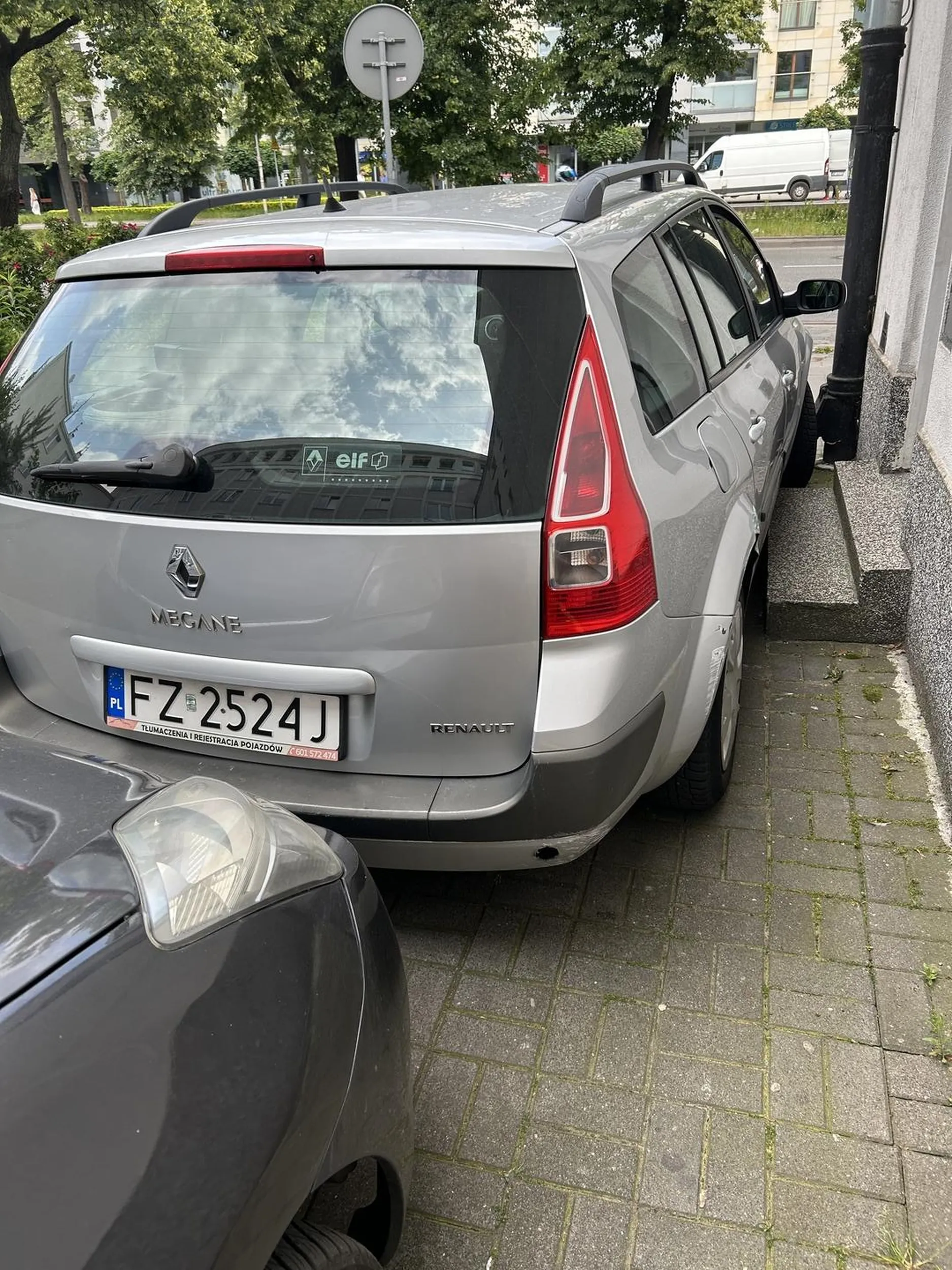 Jakim trzeba być fletem, żeby tak zaparkować?