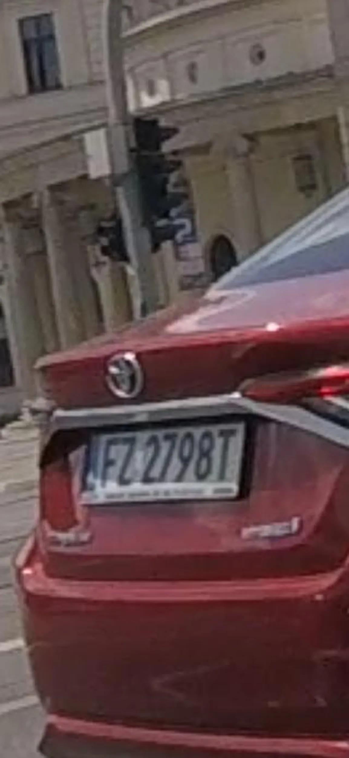 Lokalizacja Wrocław Świebodzki .Malo co nie porozjeżdżał rowerzystów na przejeździe (mieli zielone światło)a potem praktycznie wjechał na mnie ,kiedy przechodziłem na pasach mając również zielone światło,po zwróceniu uwagi ,wyciągnął metalowa pałkę i zaczął nia wymachiwać ,wykrzykując cos w  języku ukraińskim ,chyba mial pretensje ze niezbyt szybko przed nim uciekaliśmy na pasach.