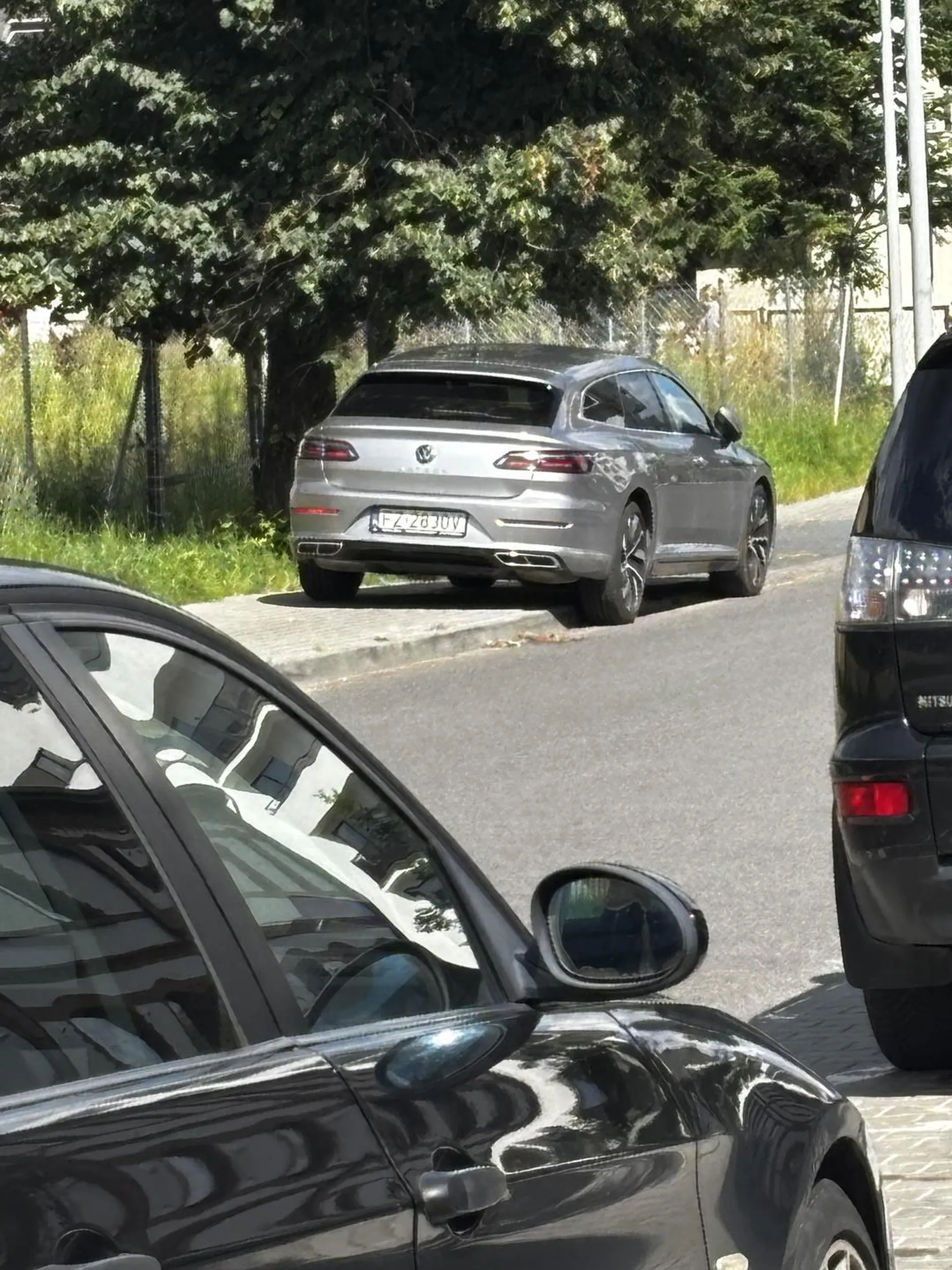 Kolejny kierowca nie potrafiący parkować. Na jednej ulicy, dwóch idiotów postanowiło zablokować chodniki, przez co piesi musieli chodzić ulicą. Kierowca tego auta jest jednym z nich.