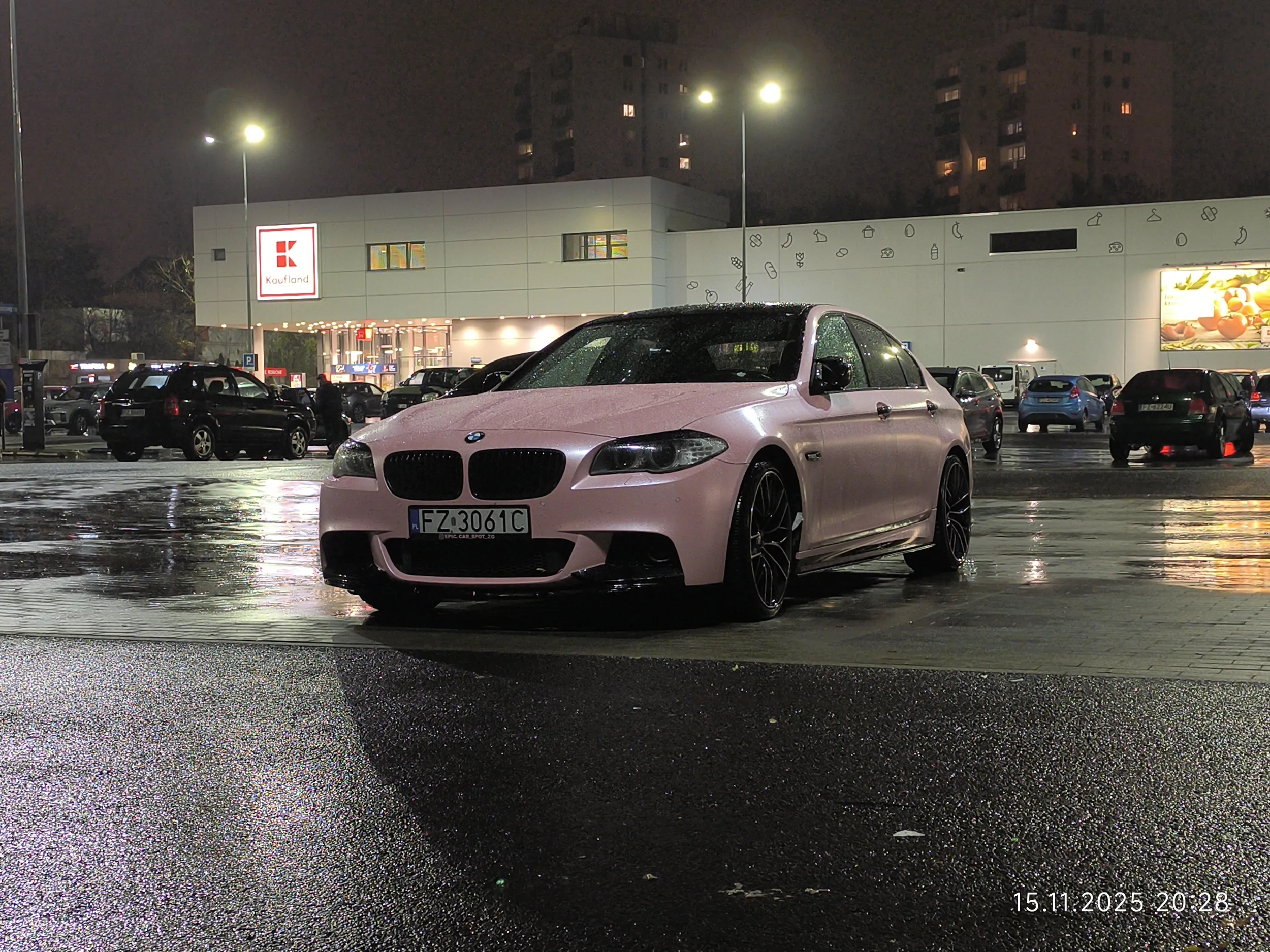 Bardzo ładny samochód, dotychczas nie widziałem żadnego w takim kolorze.