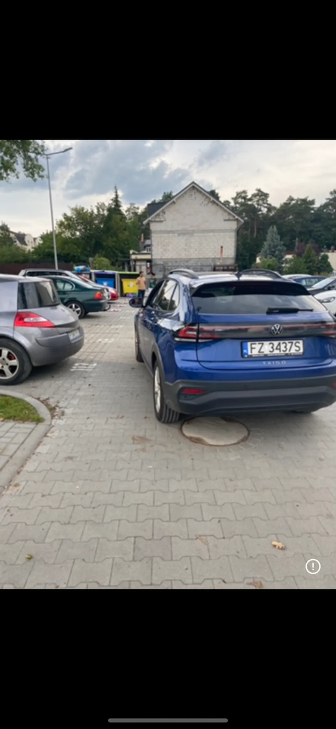 Jak Kotas blokuje przejazd na parkingu, bo nie ma czasu na parkowania