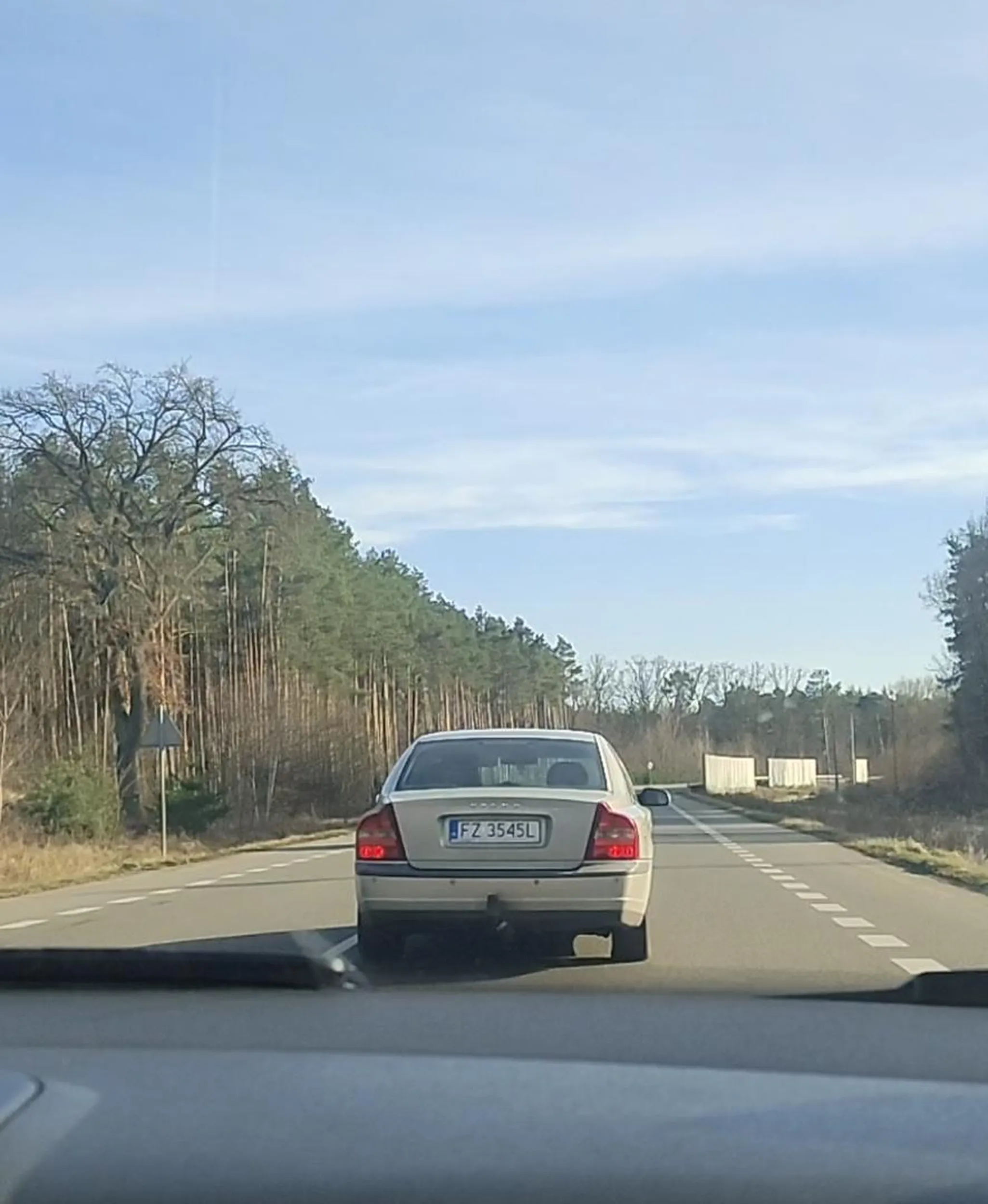 Uwaga na kobietę z złotego Volvo o numerze rejestracyjnym FZ 3545L Wymija poboczem na linii ciągłej, blokuje innych ludzi jeżdżąc z prawego pasa do lewego na zakręcie, po czym hamuje aby utrudnić jazdę samochodowi z tyłu. Przy próbie wyprzedzenia na prostej drodze na linii przerywanej kobieta trzyma się lewej krawędzi pasa i przyśpiesza. Moim zdaniem jest to stwarzanie zagrożenia i powinno się takiej osobie dać zakaz prowadzenia pojazdów mechanicznych.. Najpierw trzeba opanować rower.