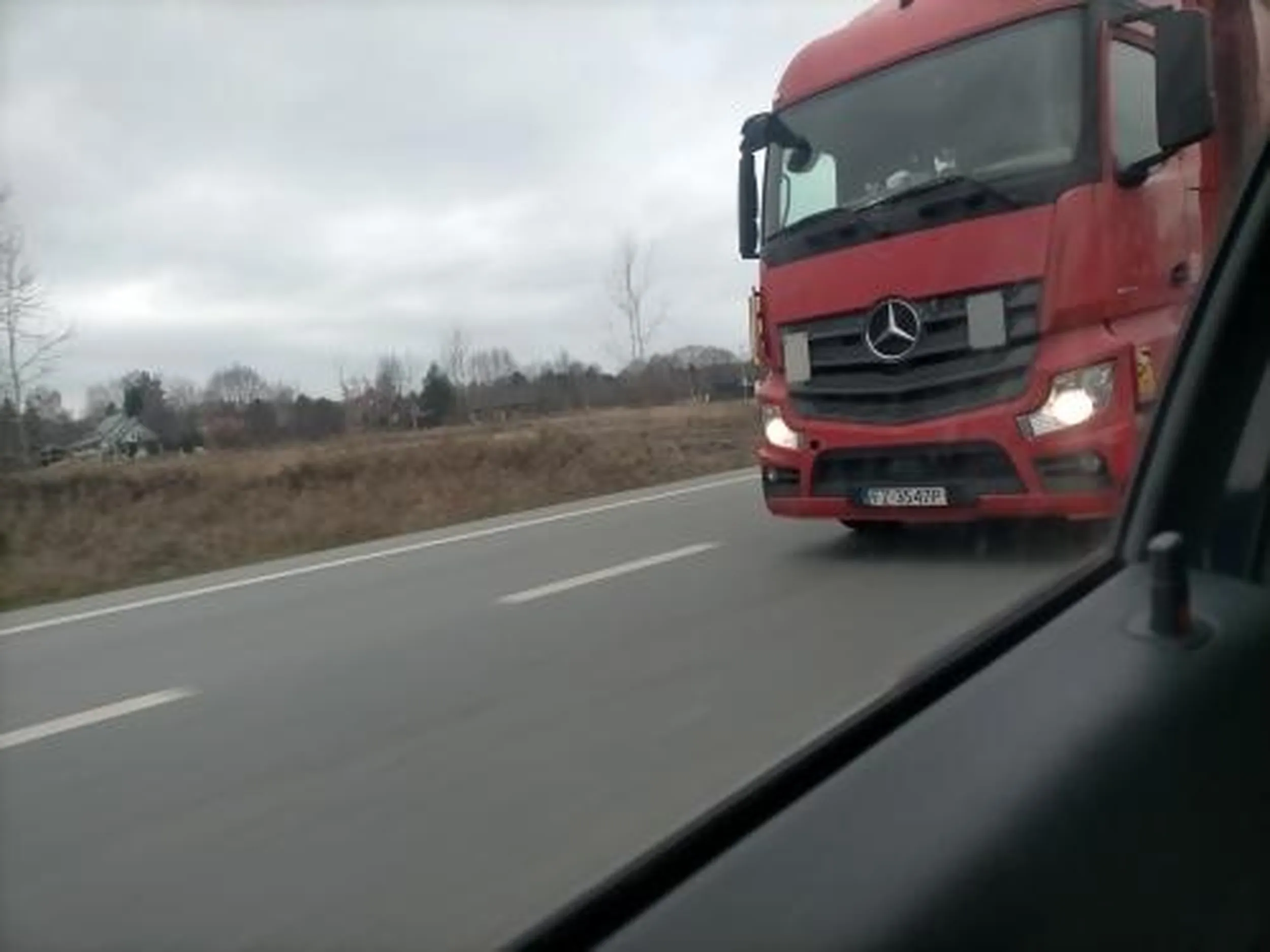 18.11.2025 rok, godz.13:53 Trasa do skrzyżowania Sękocin Las-Magdalenka w stronę Wólki Kosowskiej (stara trasa na Radom)kierujący pojazdem marki Mercedes wraz z naczepą nr rej FZ 1355Y popełnił bardzo poważne wykroczenie w ruchu drogowym:Omijanie pojazdu, który zatrzymał się, aby ustąpić pierwszeństwa pieszym, jest zabronione i grozi mandatem w wysokości 1500 zł oraz 15 punktami karnymi. Jest to niezgodne z przepisami, ponieważ jest to manewr, który narusza bezpieczeństwo pieszych na przejściu. Przepisy zabraniają również wyprzedzania na przejściu lub bezpośrednio przed nim.  Szok-mam materiał na kamerce samochodowej.