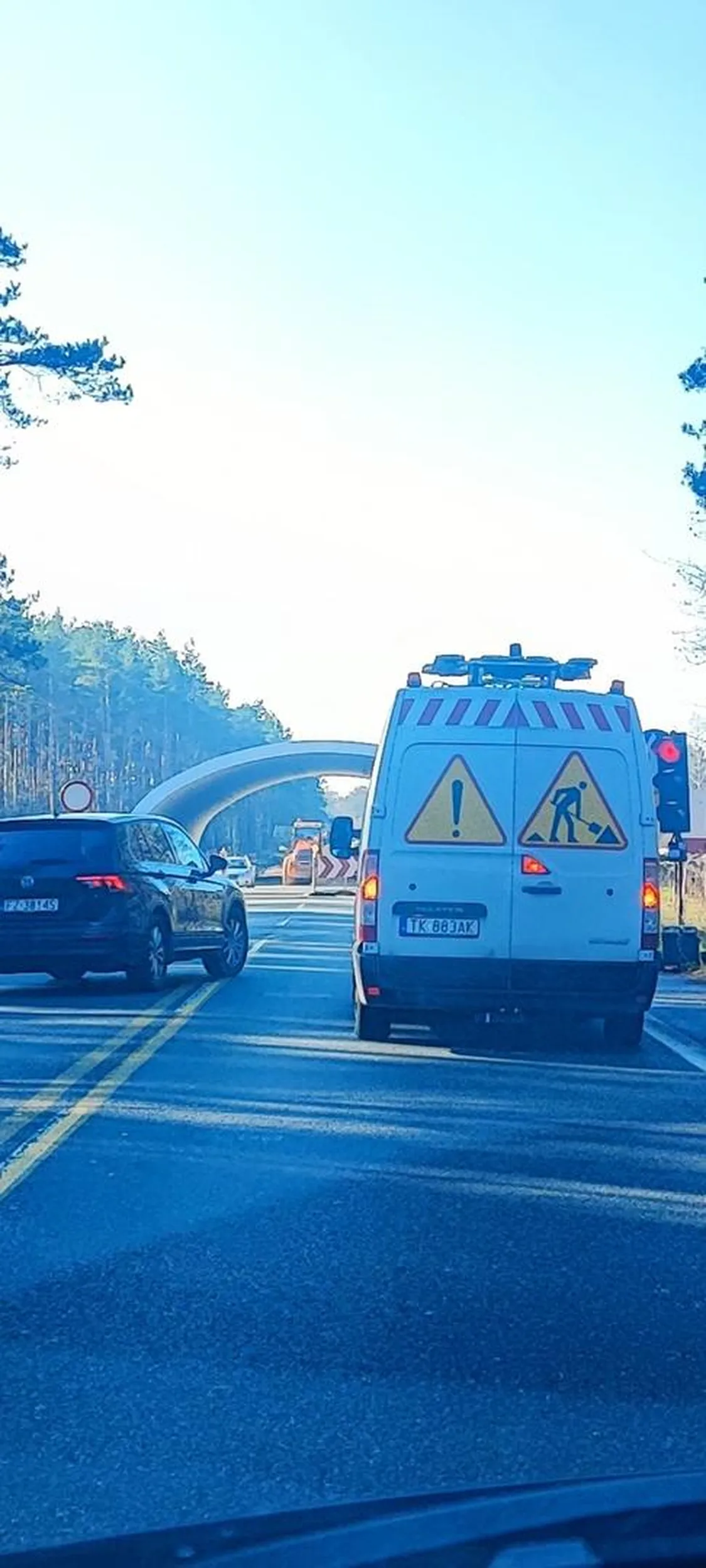 Pan choć w okularach to nie widzi znaków , świateł i innych uczestników ruchu, postanowił wyprzedzić pojazd który czekał na zielone światło