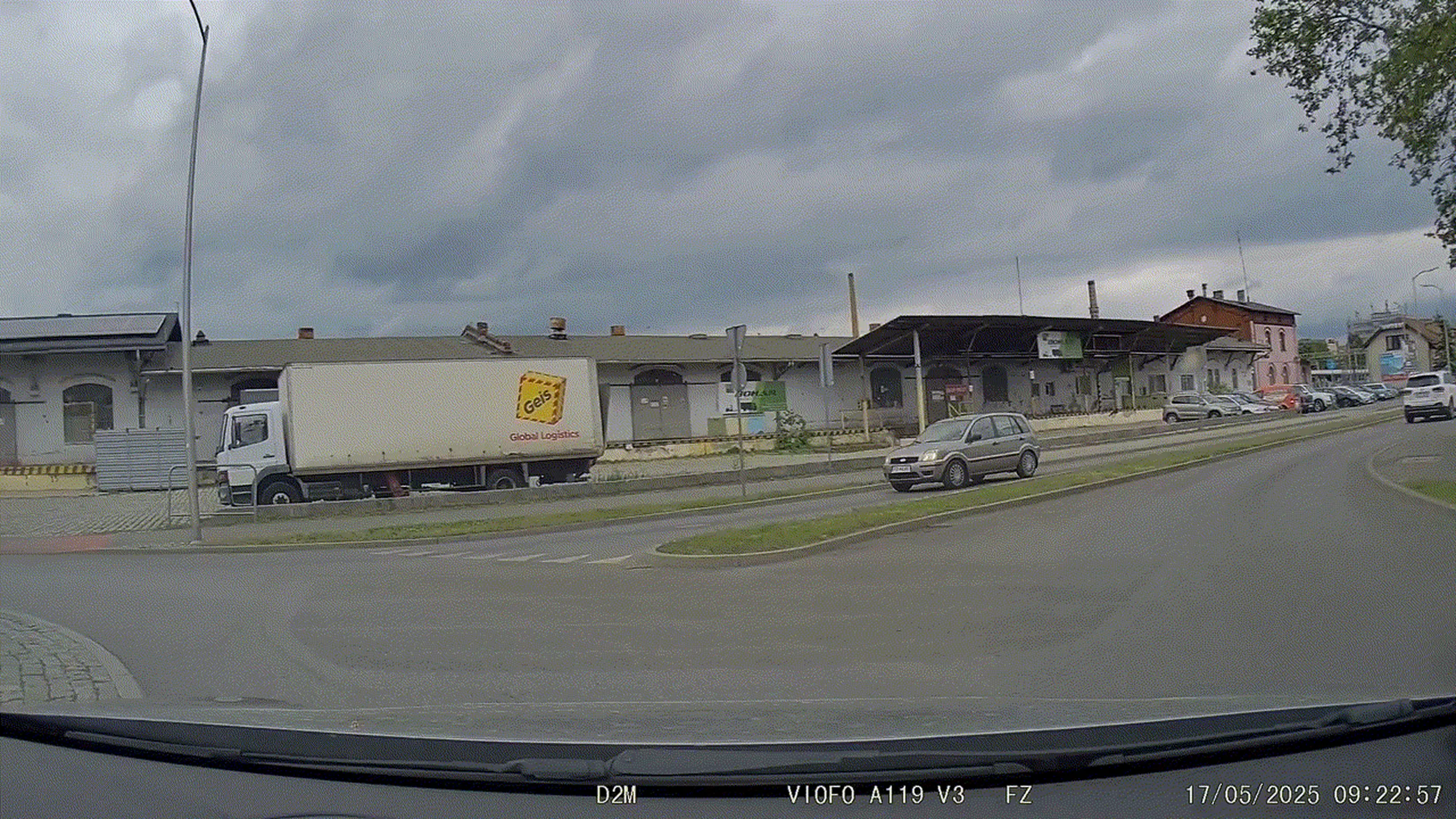 Droga Pani! Taka jazda z dziećmi na pokładzie. Tym razem trafiła Pani na kogoś, kto za Panią pomyślał...