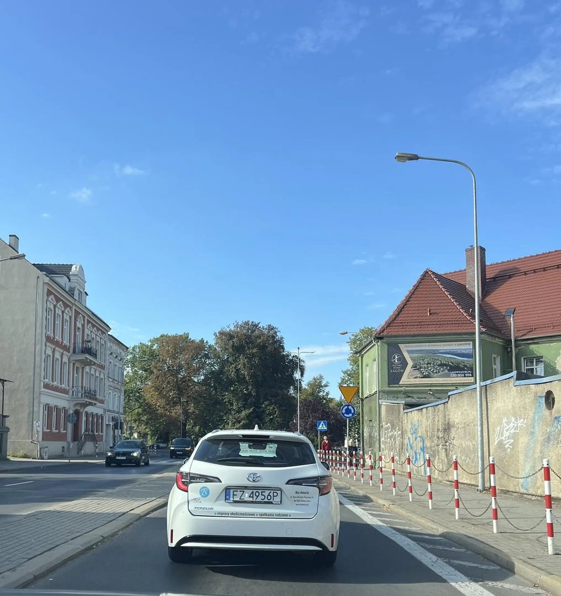 Gościu nie zna przepisów każdy na suwak w korku kiedy kończy się pas dojazdowy i jeszcze się burzy. Król podwórka.