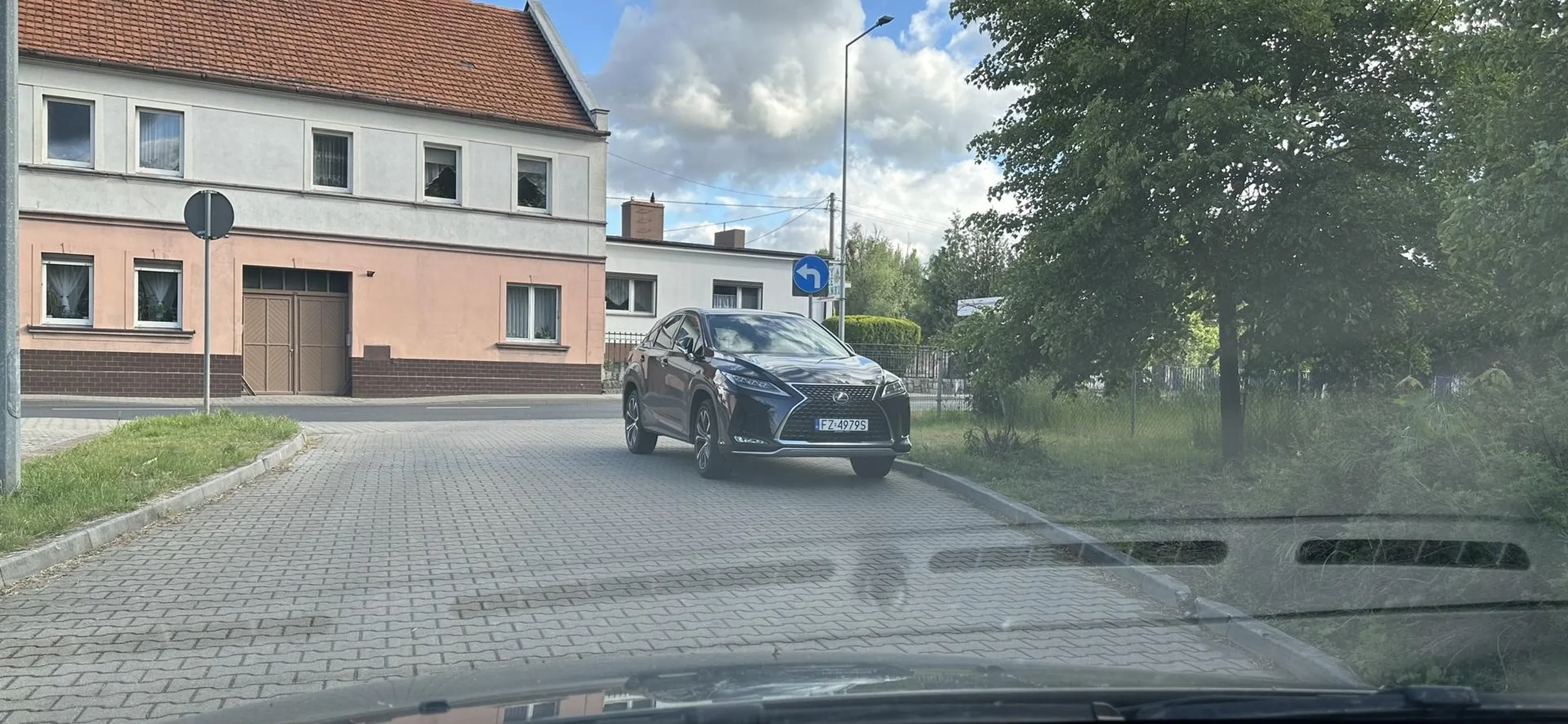 Gostyń, parking darmowy przy ulicy Jana Pawła II. Buraczyna parkuje na wjeździe na parking. Jest dużo wolnych miejsc. Wystarczy przejechać 5-10 metrów do wolnego miejsca, ale po co skoro można stać na wjeździe. Wcześniej stawał tam Mercedes, podejrzewam, że ten sam burak lub ktoś z rodziny.