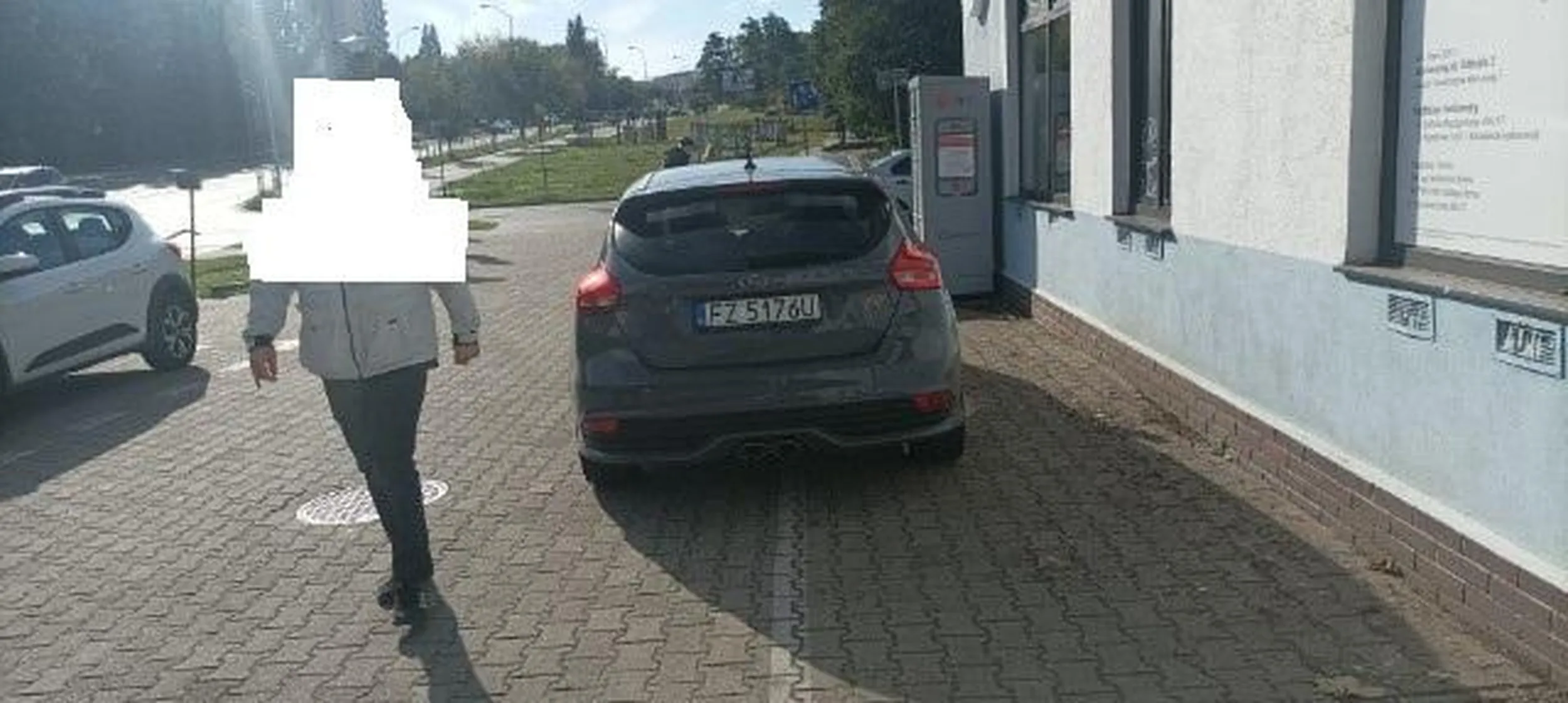 Własciciel tego auta to chyba jakis flustrat .  jadac trąbil na ludzi  aby mu sie usuwali  z czesci  wydzielonej jako chodnik  przy placówce PKO BP   ul Kraylewska 7 gdzie jak widac równiez zaparkował z wielkimi pretensjami do przechodniów