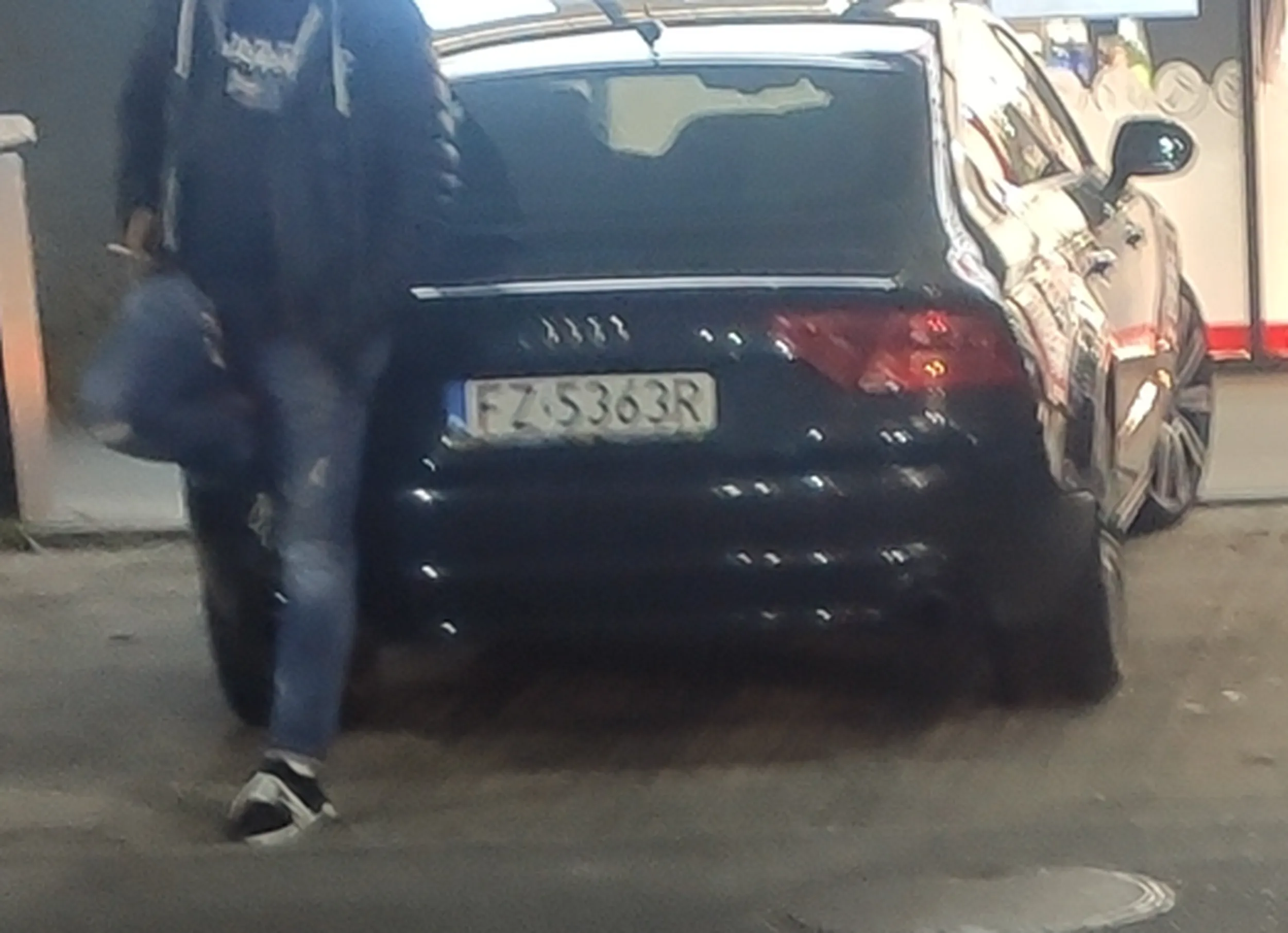 Największy burak z audi co się przygląda i nabija z ludzkiej krzywdy.