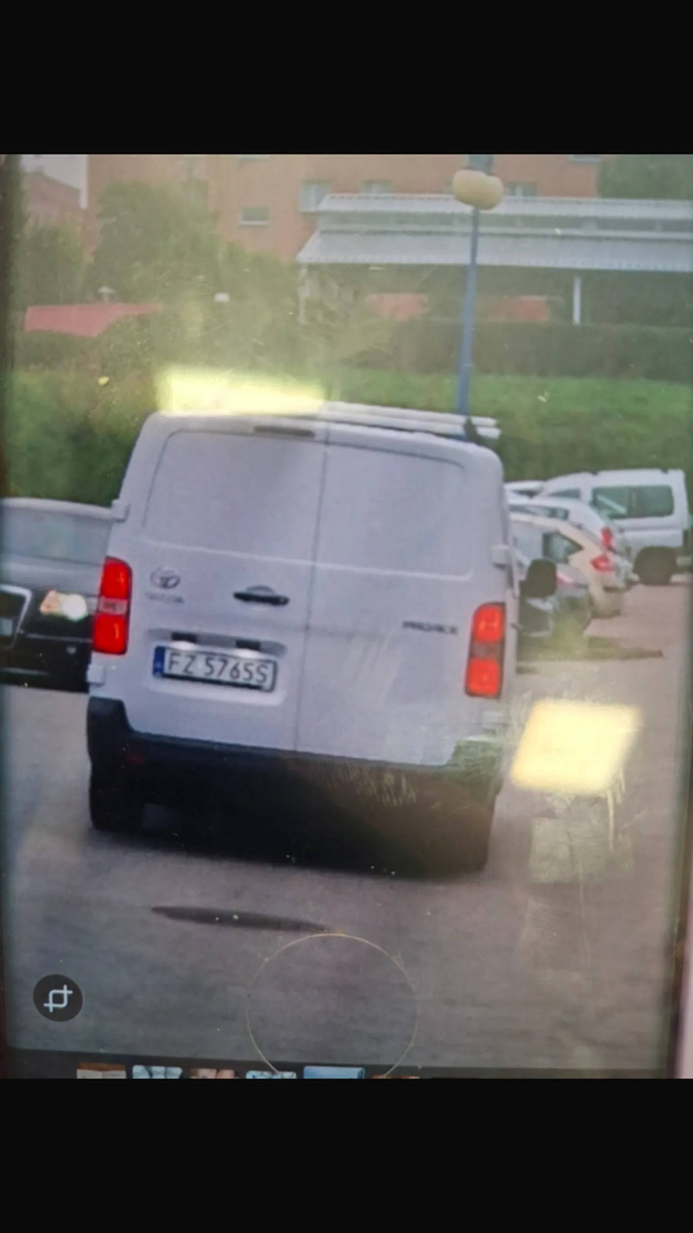 Uwaga biały bus! Próbuje porwać dzieci !