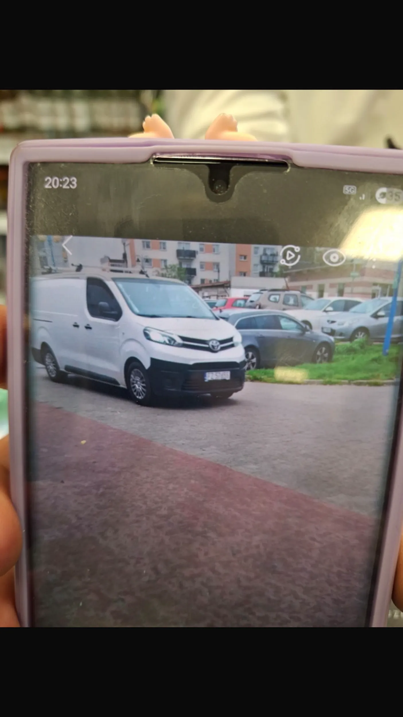 Uwaga biały bus! Próbuje porwać dzieci !