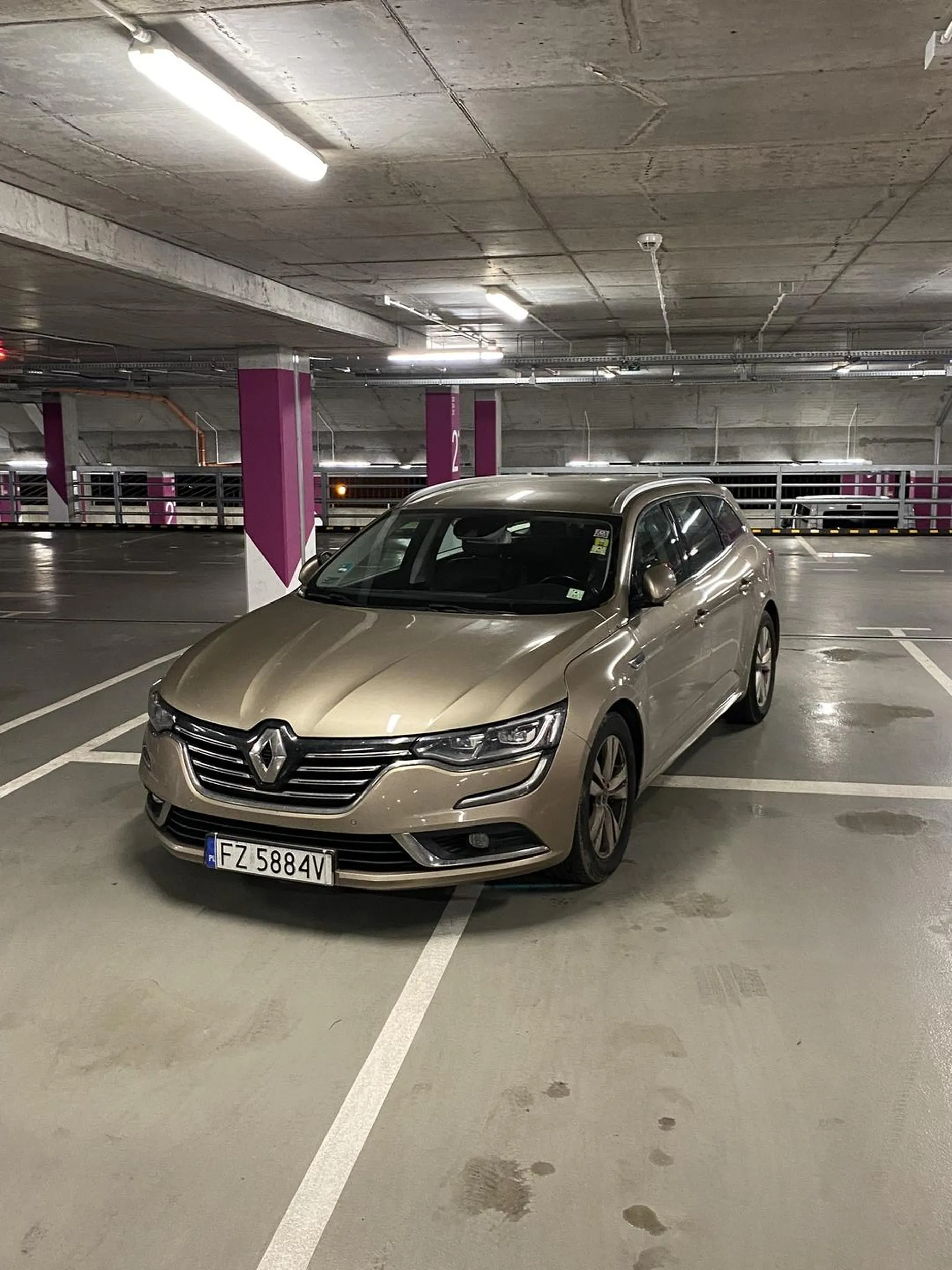 Gość zaparkował jakby grał w Tetrisa, tylko zapomniał, że auto to nie klocek. Zajął pół mojego miejsca, pół chodnika i jeszcze kawałek moralności. Wysiadł, zamknął drzwi łokciem i poszedł do Żabki jak król chaosu. Nigdy nie widziałem, żeby ktoś z takim spokojem zostawił samochód wyglądający jak screenshot z GTA po stłuczce. Podobno ten typ nazywa się Mirek „Krzywa Fura”. Kiedyś, w 2018, podobno wygrał konkurs na „najbardziej kreatywne parkowanie” w swoim mieście — wtedy wjechał na rondo i zostawił auto na środku, bo „miał blisko do Biedronki”. Od tamtej pory nikt mu nie ufa. Sąsiedzi mówią, że jak widzą jego Seata zbliżającego się do parkingu, to chowają swoje auta jak przed tornadem. Plotka głosi, że Mirek parkuje na czuja, bo wierzy, że czujniki cofania to „spisek producentów opon