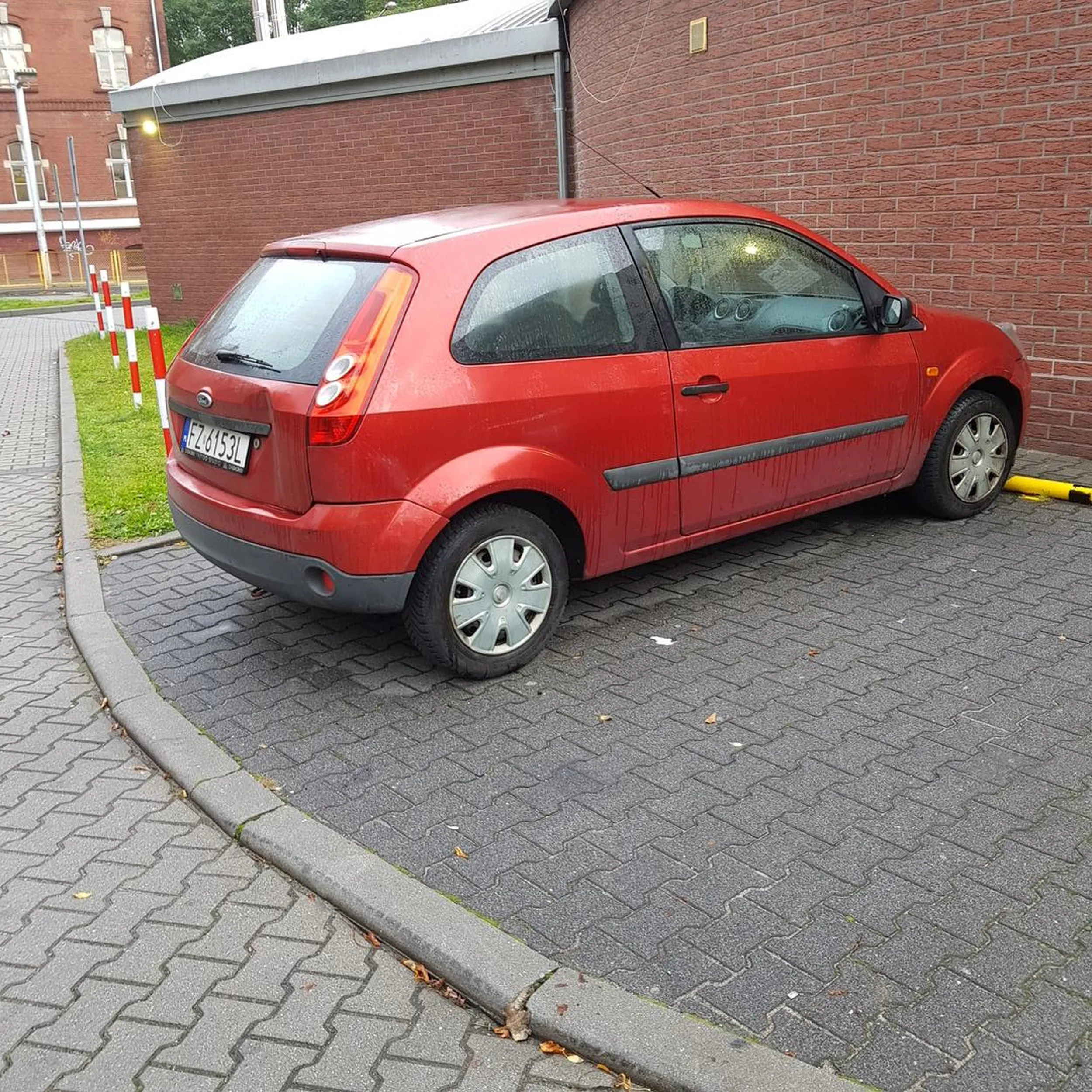 Stacja paliw nie jest nocnym parkingiem tępy cepie. Zablokowałeś stanowisko do pompowania opon.