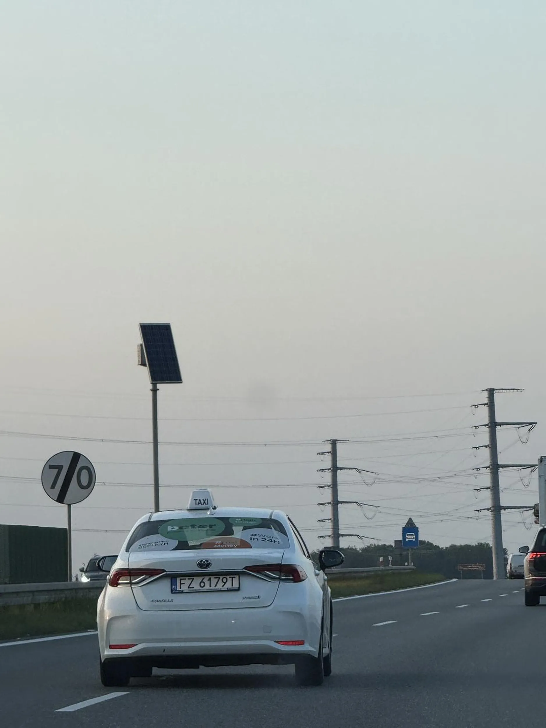 Gosciu z bolta przyspiesza w momencie wyprzedzania go lewym pasem a potem na niego wjezdza i go blokuje. Siedzi na telefonie