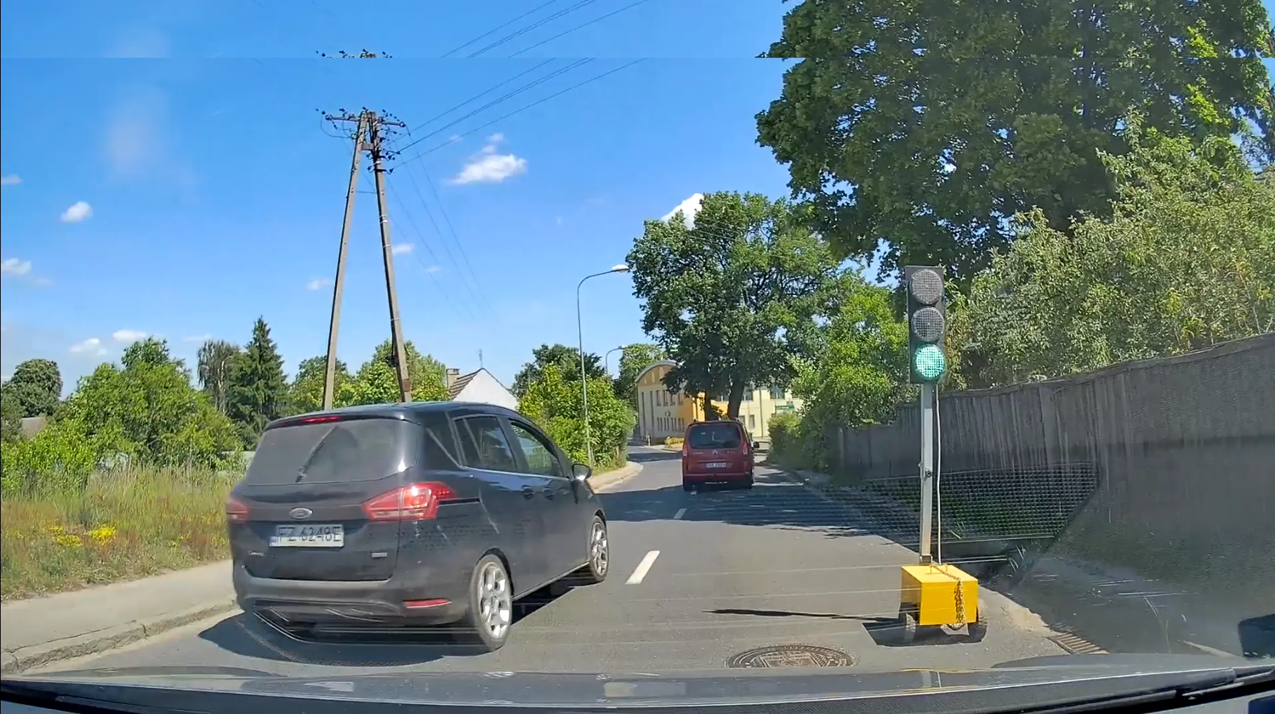 Wyprzedzać to trza umić. A Pan BARAN ewidentnie lubi jeździć po hamsku. Kolejka, światła, ruch wahadłowy za mną autobus. A w lusterku gdy chciałem wyminąć sygnalizator pojawił się ON, cały na biało.  Wyprzedził autobus i wjebał się przede mnie. Brawo!