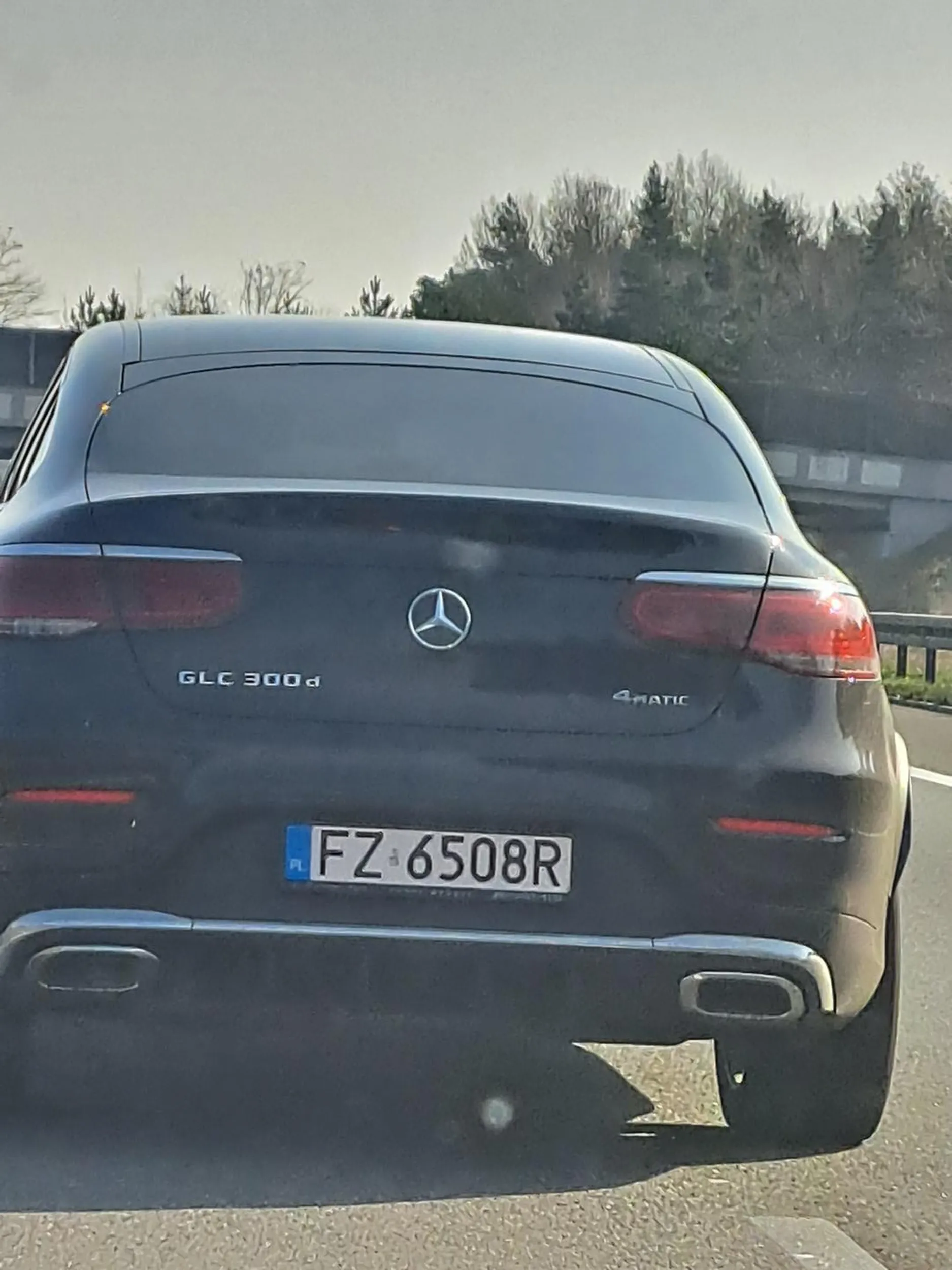 A2-  kierowca leci lewym pasem, dając znaki światłami,  często zjeżdża na środek autostrady, blokując dwa pasy