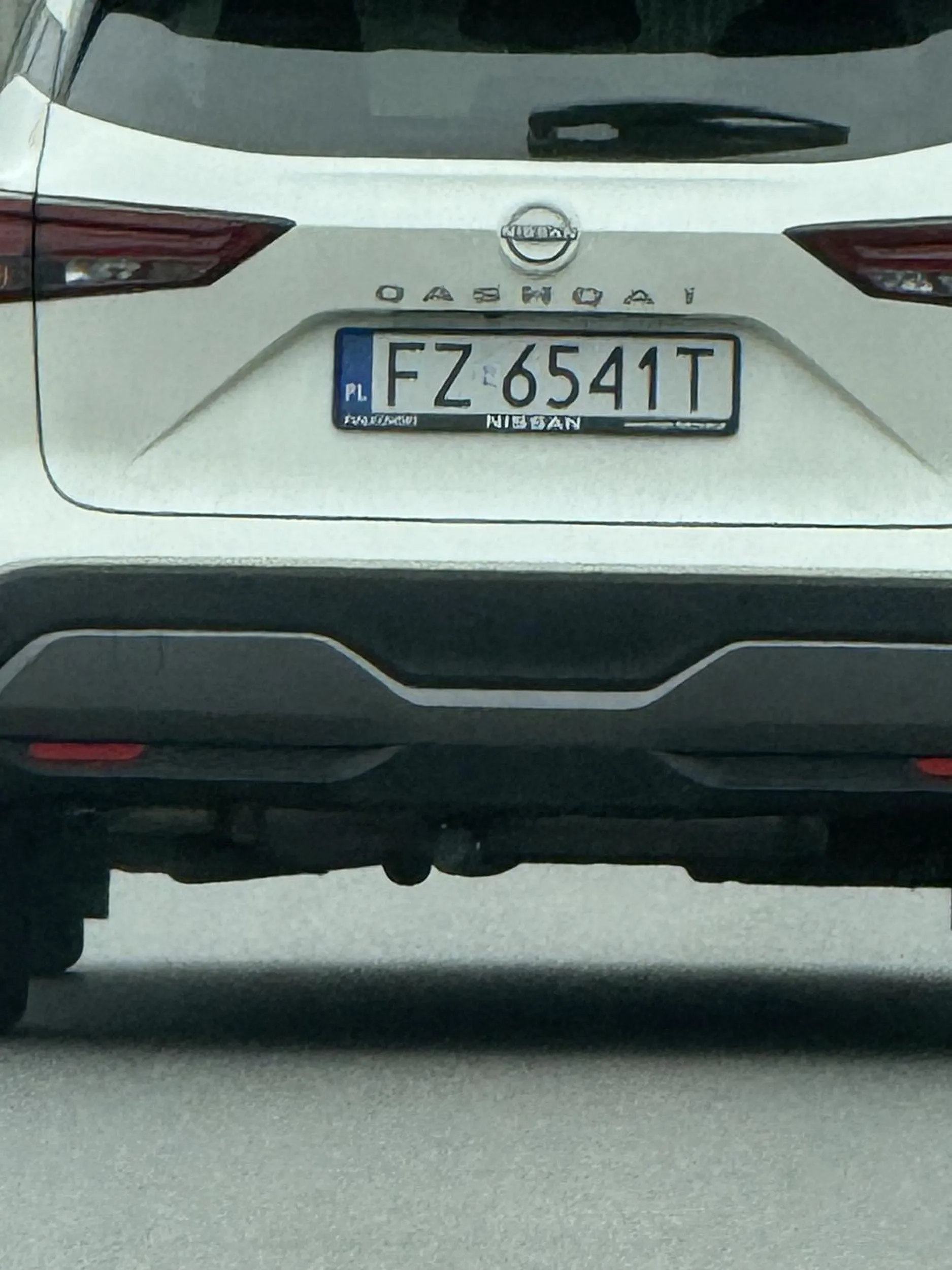 Dziadek jeździ jakby rozumu nie miał a prawko wygrał w laysach, proszę uważać na niego na drodze bo wjeżdża prosto pod maskę i nawet nie potrafi przeprosić awaryjkami. Brak słów