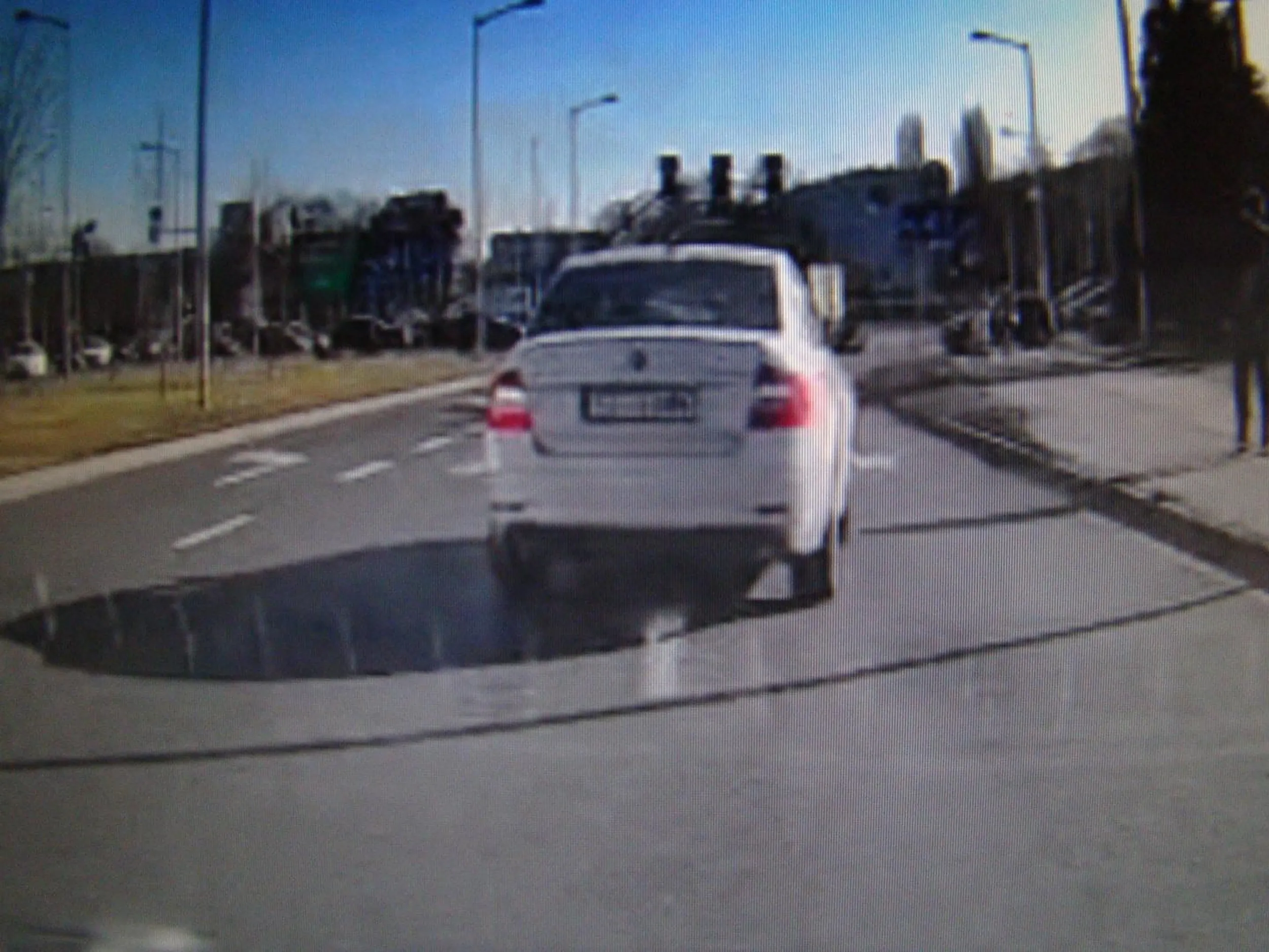 tępa dziunio najpierw naucz sie jezdzic a potem wyruszaj na miasto  . Zajerzdzasz droge i hamujesz  nie uzywasz kierunkowskazów  gdy zmieniasz pas ruchu ( ach  rozumiem , zapomniałas nalac płynu do kierunkowskazów )  . dobrze ze jechałem w bezpiecznej odległosci , ale radze ci oddaj lepiej to prawo jazdy znalezione w chipsach