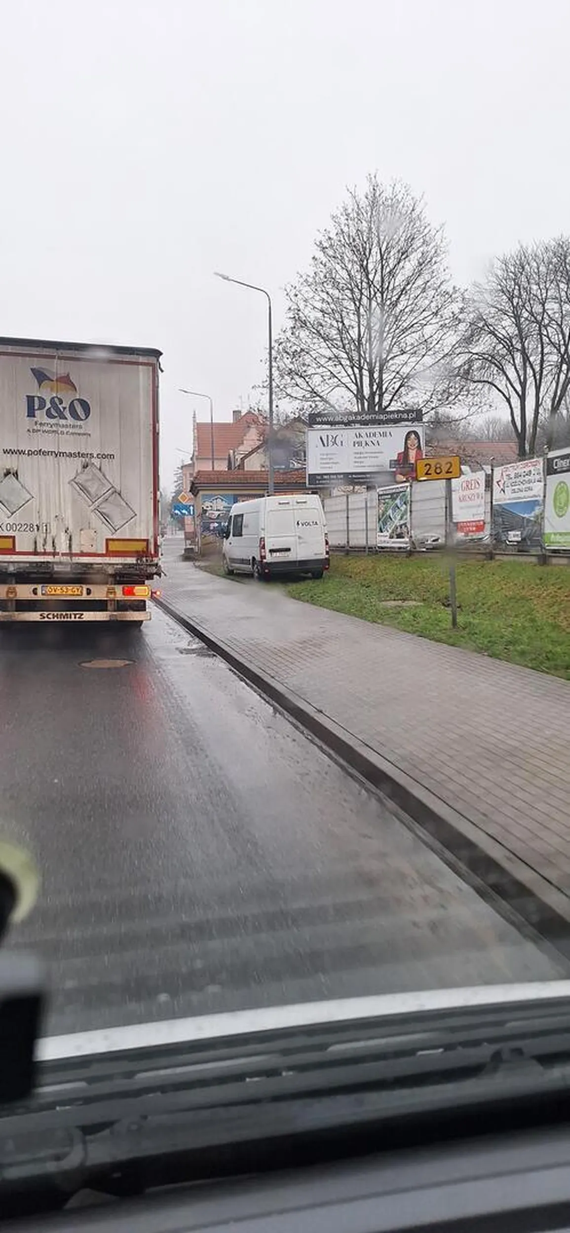 Bud firmy VOLTA. parkują jak chcą. Czy to trawa czy chodnik .