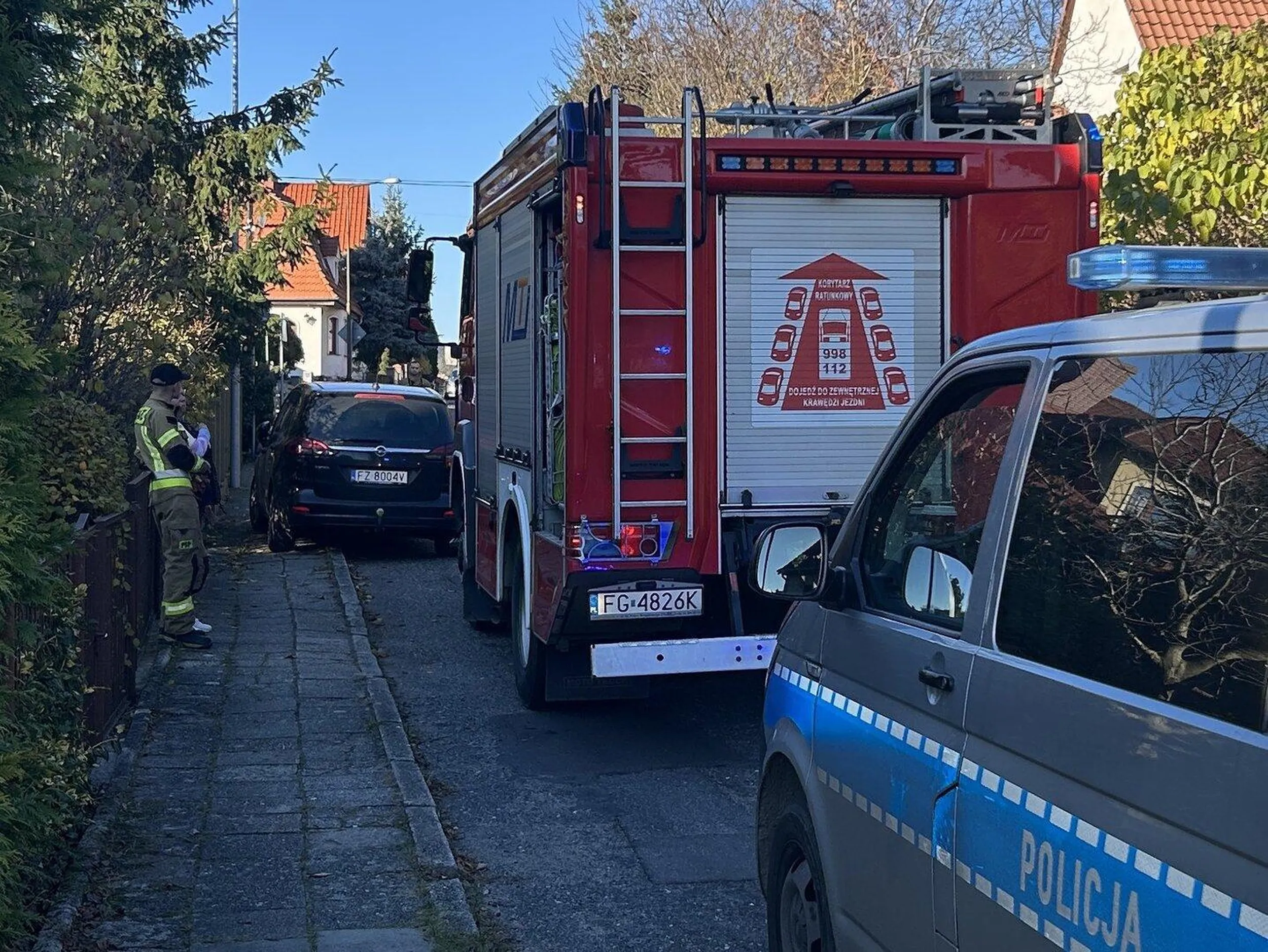 Kierowca zablokował drogę jednokierunkową. Karetka i straż pożarna nie mogły dojechać do kobiety, która miała wylew. Musieli porzucić auta i biec pieszo dalej. Na szczęście kobietę udało się uratować.