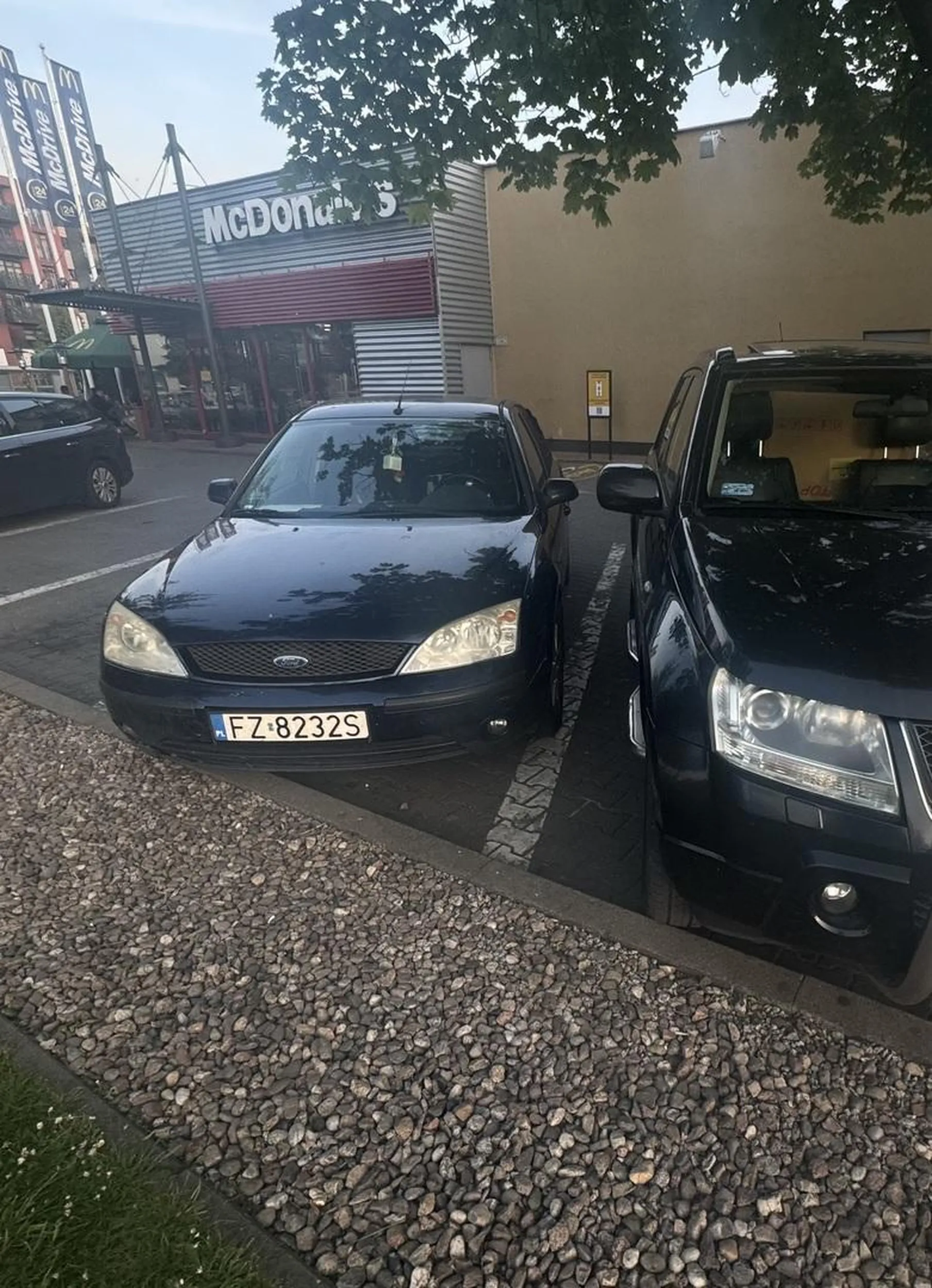 Źle zaparkowała i uderzyła drzwiami o moje auto, a po tym jak zwróciłem jej uwagę zrobiła to jeszcze 2 razy ale już specjalnie