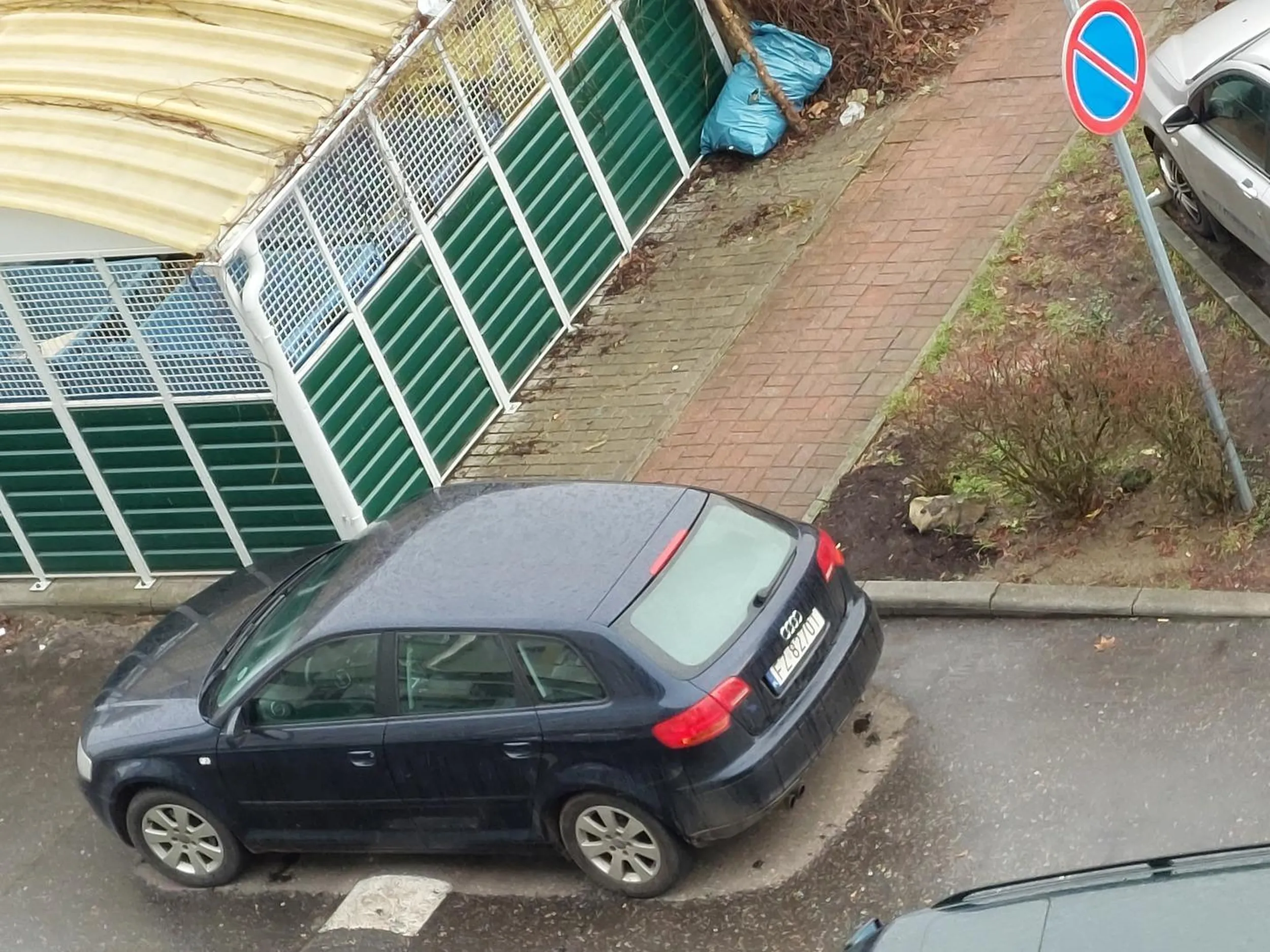 Słuchaj, to, że stajesz na zakazie parkowania mnie nie interesuje, bo na osiedlu jest problem z miejscami. Ale zablokowanie chodnika, gdy z tyłu masz wystarczającą ilość miejsca to objaw bezmyślności albo totalnego chamstwa. W końcu ktoś wyrazi swoją opinię fizycznie, bo centralnie stoisz na drodze pieszych. Cofnij do końca krawężnika a nie zastawisz wyjazdu temu, który stoi na miejscu parkingowym. Myśl!!!