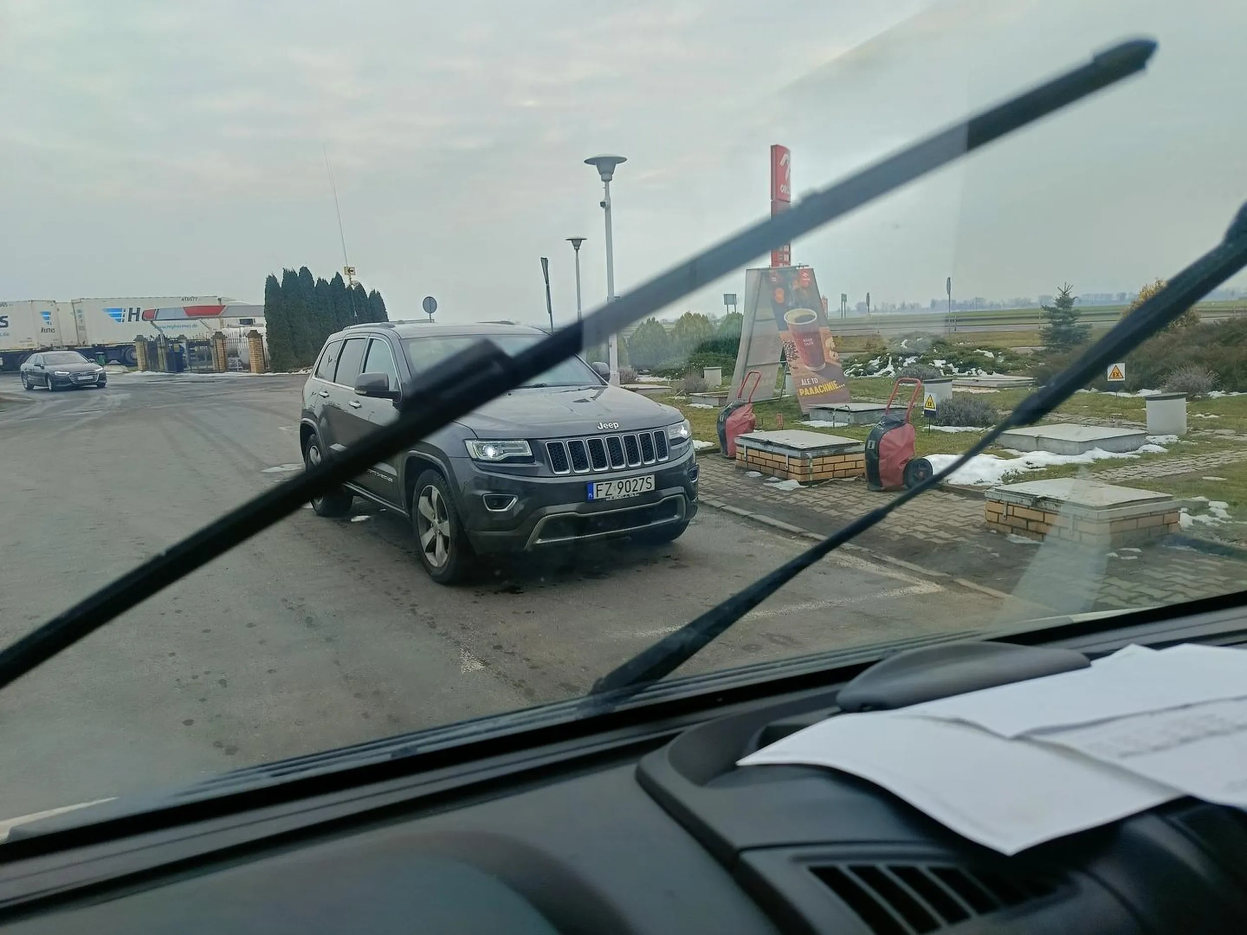 Proszę uważać na tego Pana. Człowiek nienormalny. Podczas pompowania koła przy busie, stanął za mną w kolejce i podbiegł cały pobudzony z pretensjami, że mi zaraz pobije (wyjebi* w ryj). Raczej wyglądał na kogoś kto był po jakiś środkach. Było to w miejscowości Granowo 62-066 na orlenie.