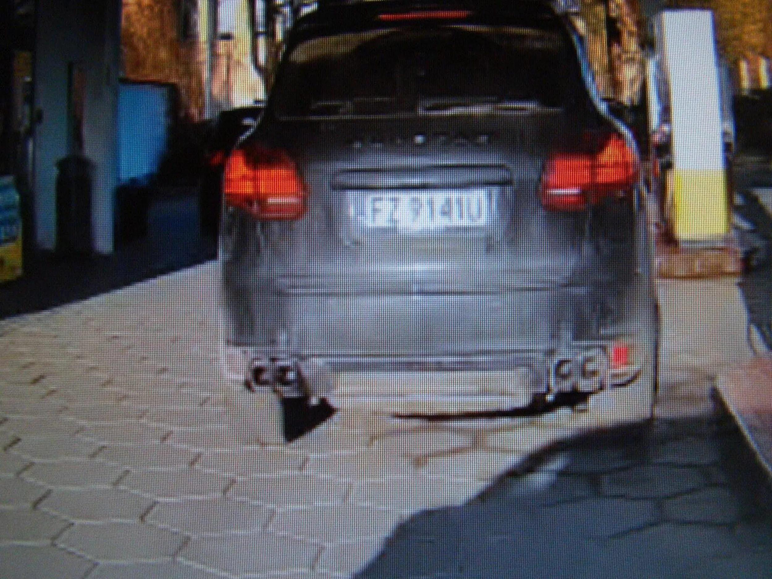 dystrybutor na stacji paliw to nie  parking i miejsce postojowe z nim zwiazane  . zatankowałes zapłac i odjedz  . A ty zostawiasz drezyne i pierdolisz przez telefon 10 minut zanim  poszedłes zapłacic za paliwo.  Czasami warto pomyślec